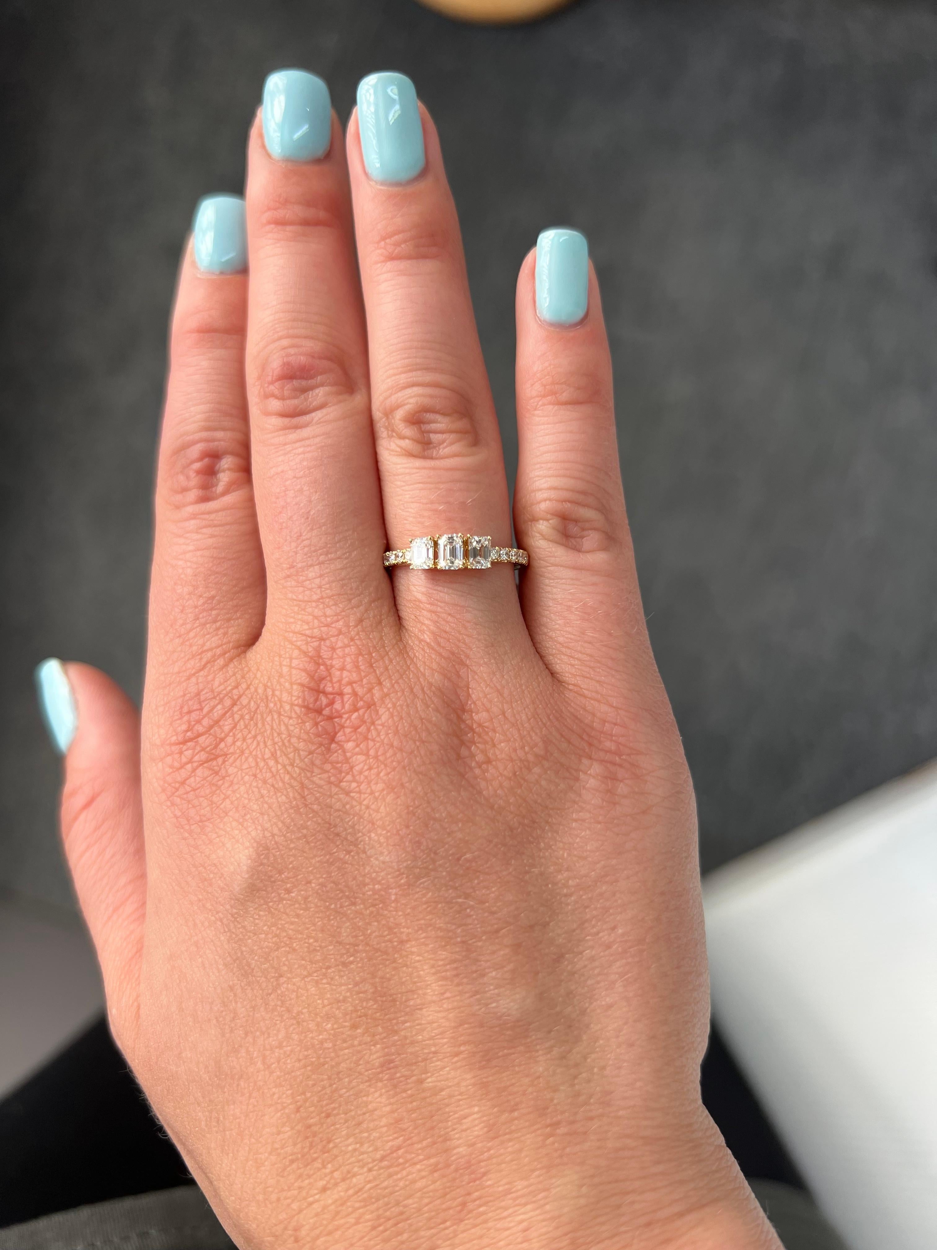 Diamants naturels  Bague promesse trilogie en or jaune 18 carats taille émeraude 0,76 carat en vente 2