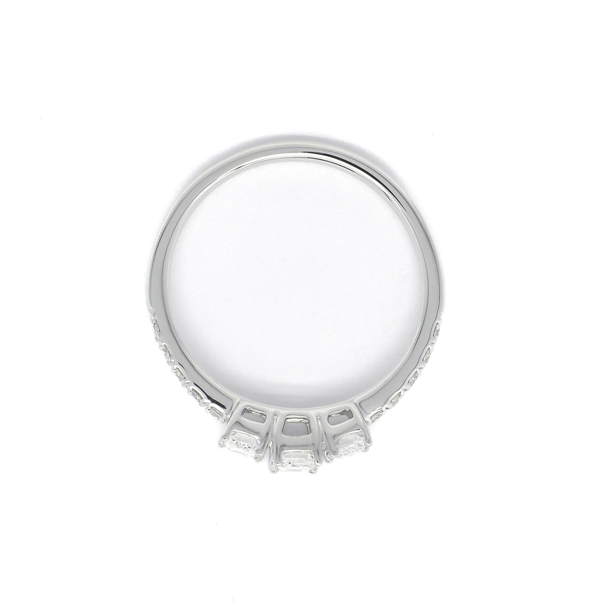 Diamants naturels  Bague promesse trilogie en or jaune 18 carats taille émeraude 0,76 carat en vente 3
