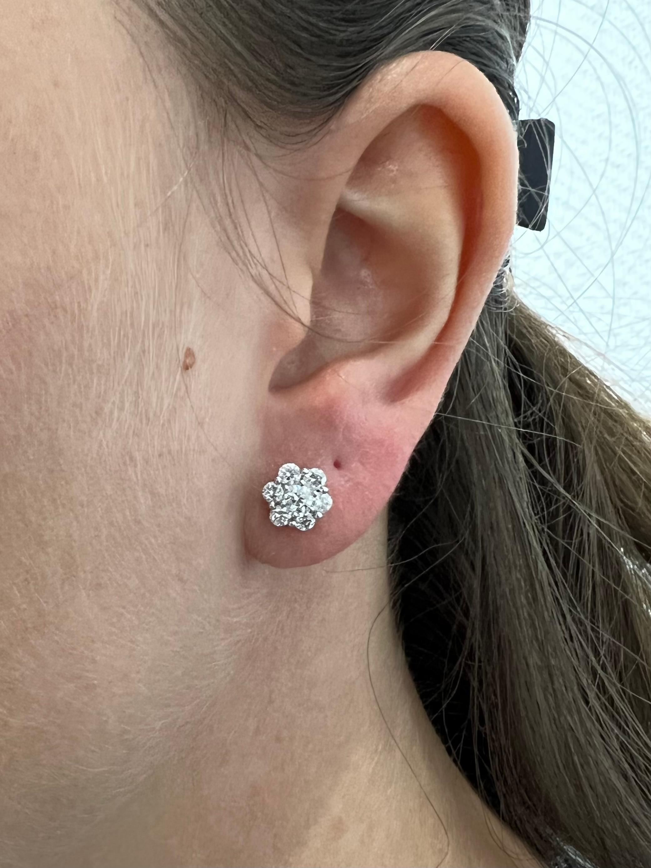 Orecchini classici con diamanti naturali da 0,84 carati in oro bianco 18KT in vendita 1