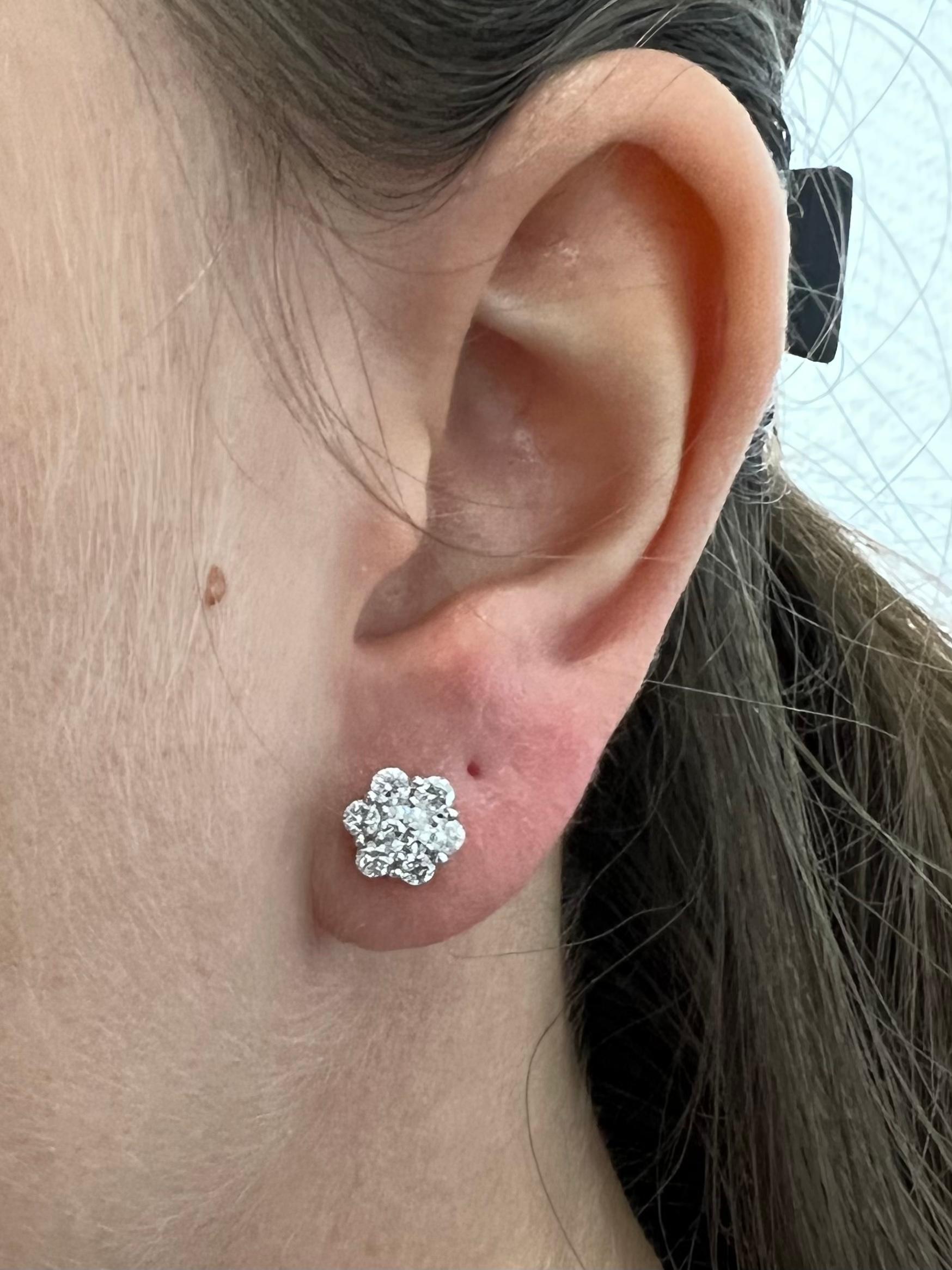 Orecchini classici con diamanti naturali da 0,84 carati in oro bianco 18KT in vendita 2