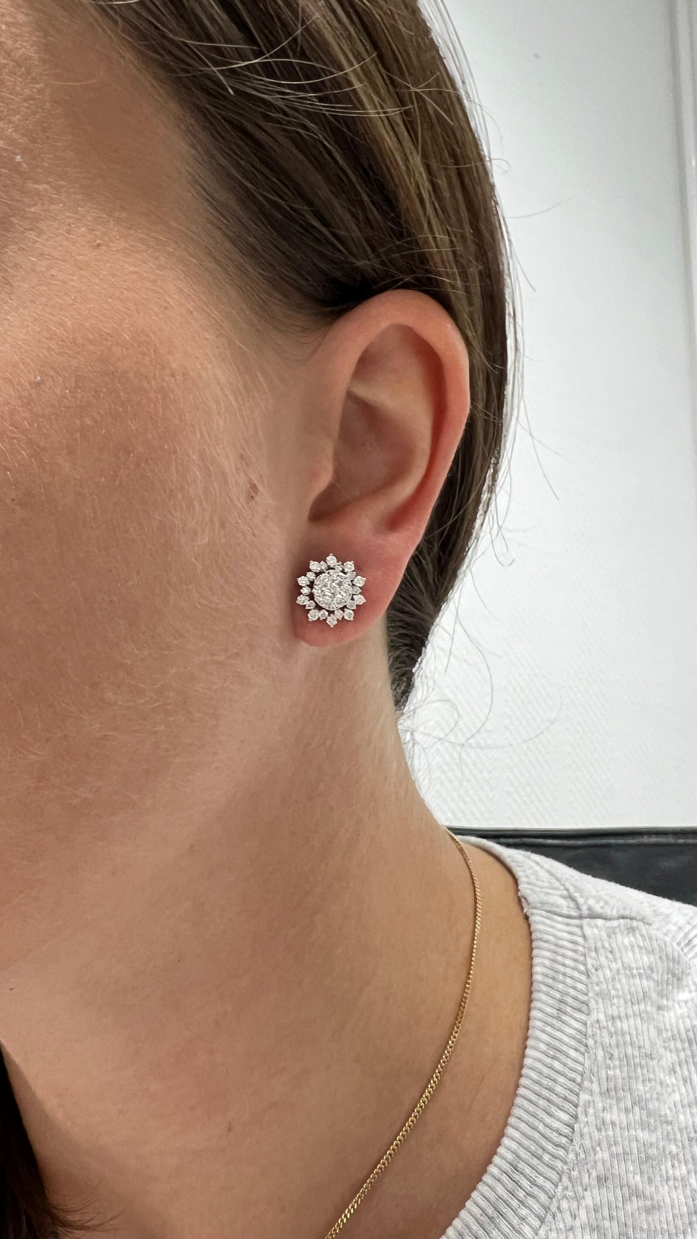 Natural Diamonds 1.02 Carats 18KT White Gold Classic Cluster Stud Earrings In New Condition For Sale In Antwerpen, BE