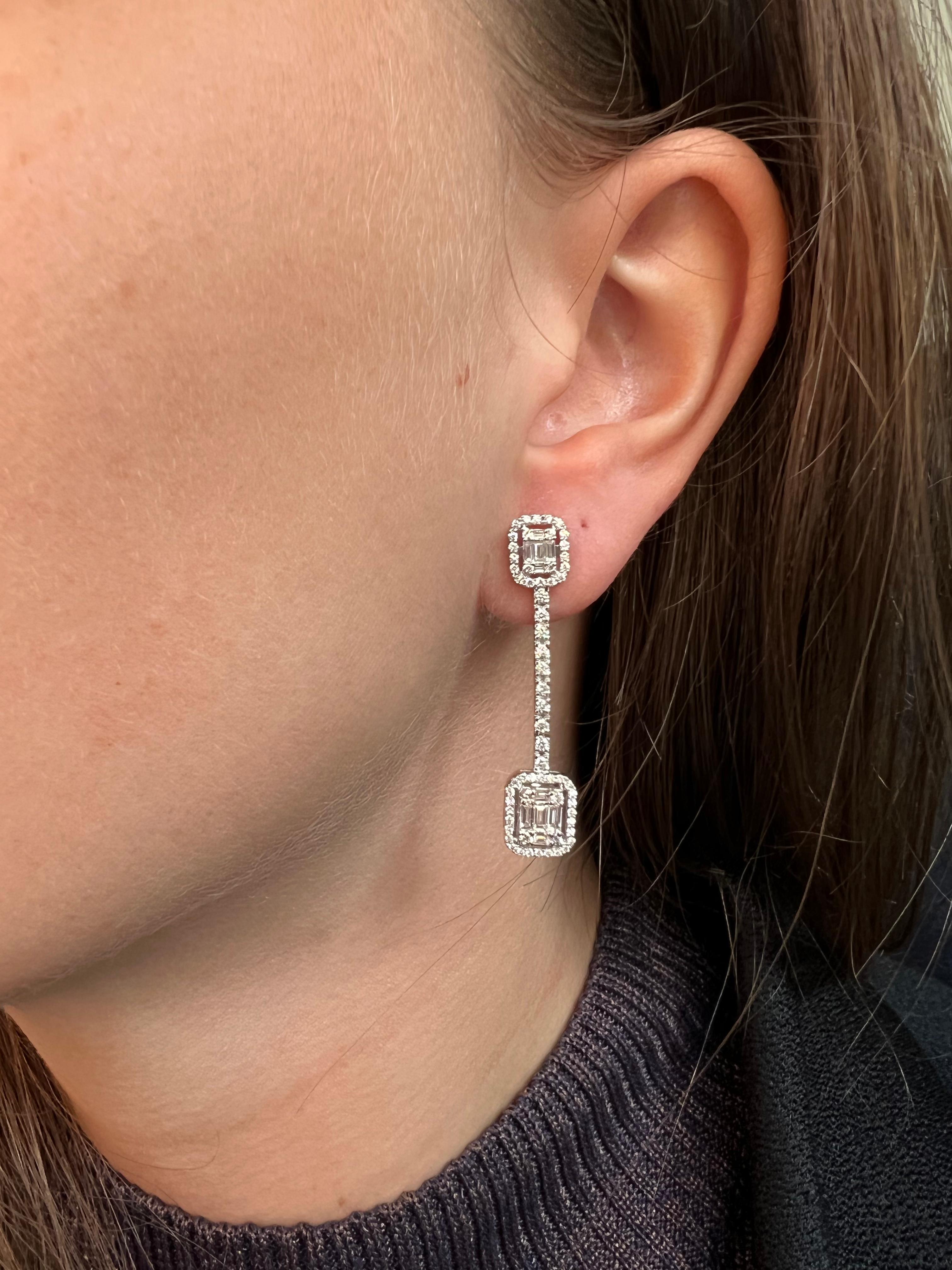 Women's Natural Diamonds 1.26 Carats 18KT Yellow Gold Cocktail Dangler Drop Earrings For Sale