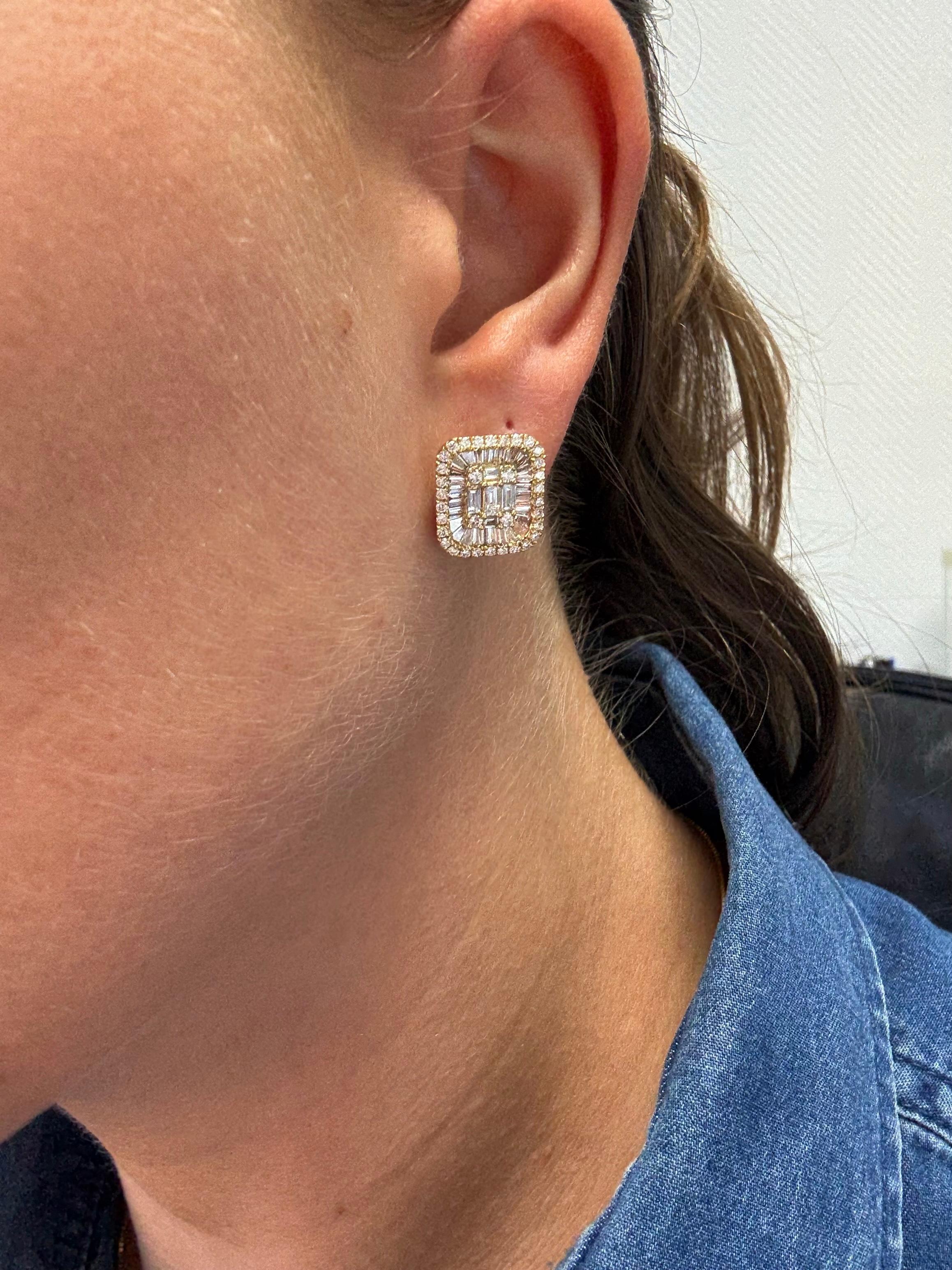 Diamants naturels 1.90 CTS Or jaune 18 carats  Boucles d'oreilles Halo Cluster en vente 10