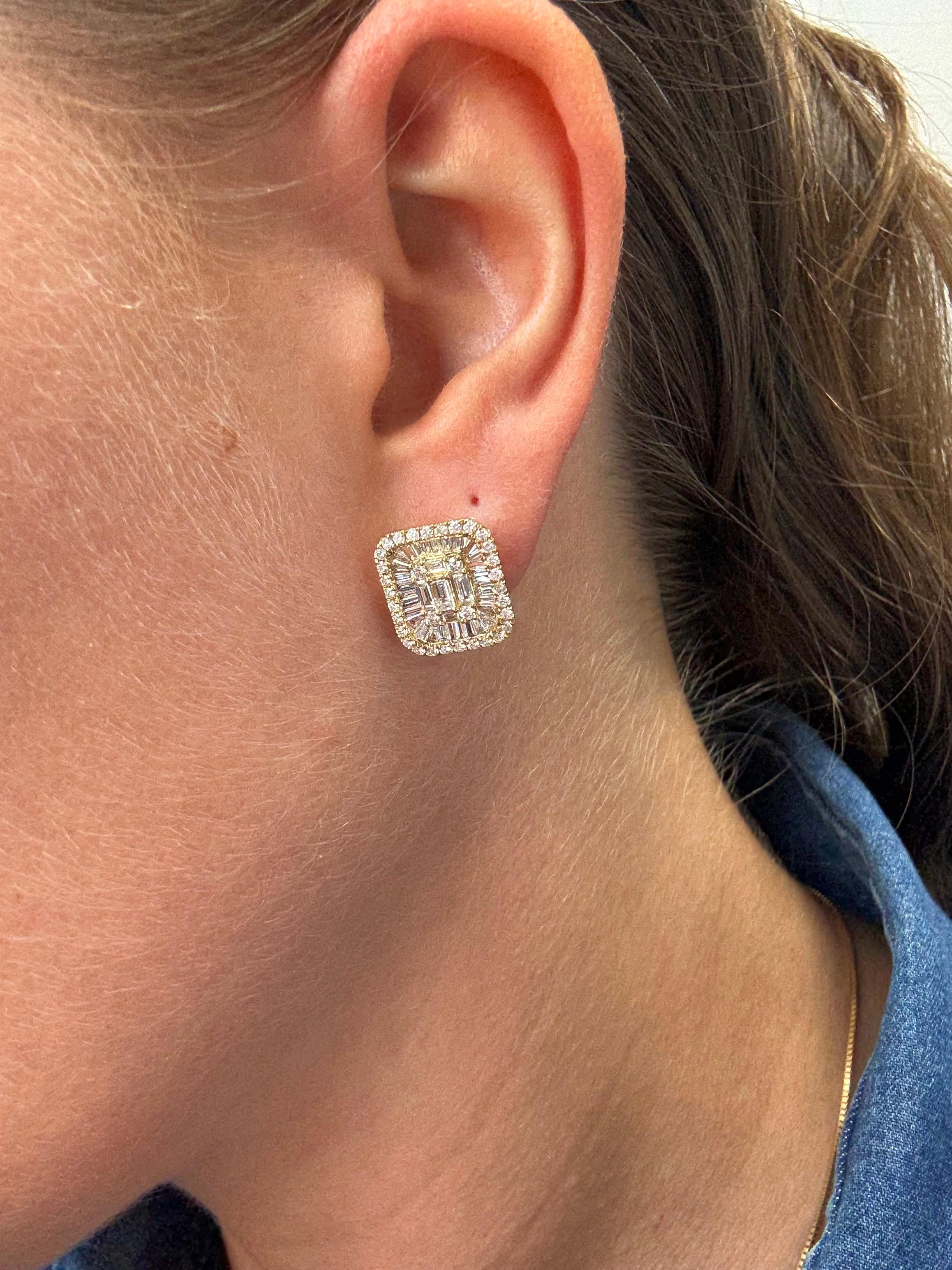 Diamants naturels 1.90 CTS Or jaune 18 carats  Boucles d'oreilles Halo Cluster en vente 1