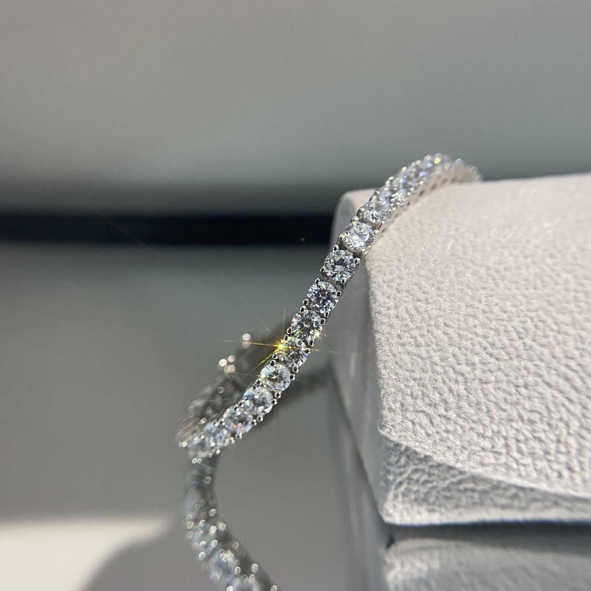 Taille ronde Bracelet tennis en or blanc 20 carats et diamants naturels en vente