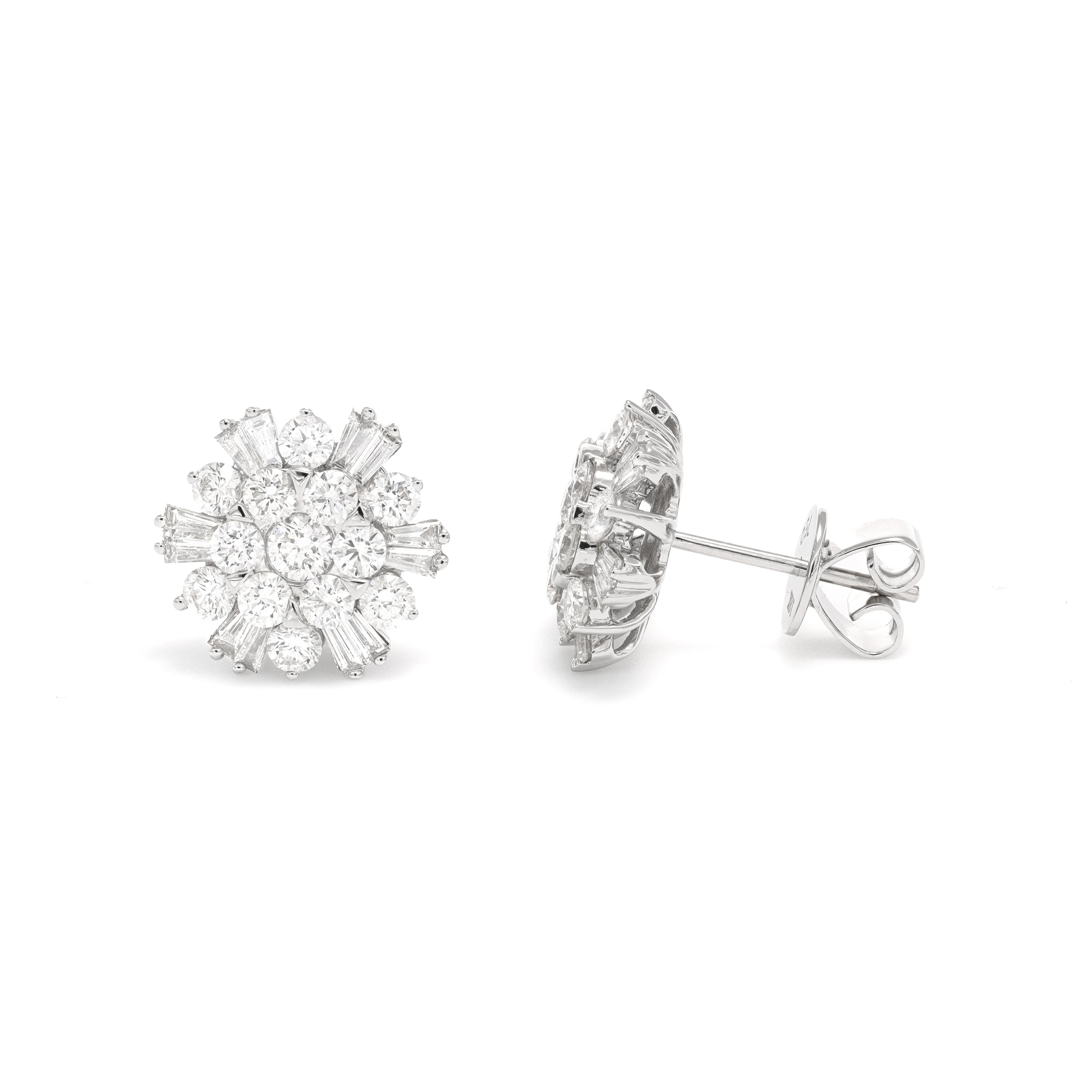Moderne Boucles d'oreilles classiques en or blanc 18KT avec diamants naturels 2.54 carats en vente