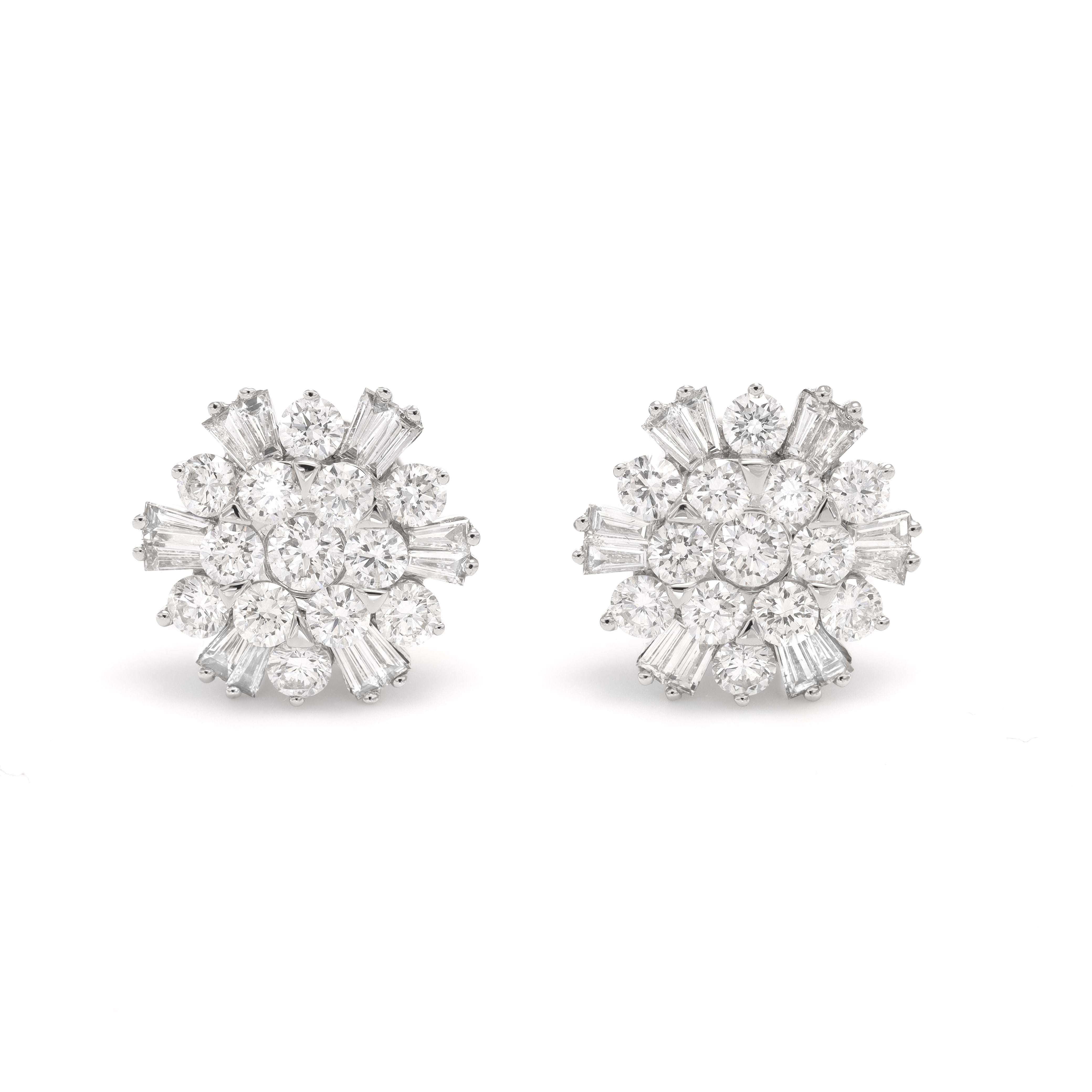 Taille ronde Boucles d'oreilles classiques en or blanc 18KT avec diamants naturels 2.54 carats en vente