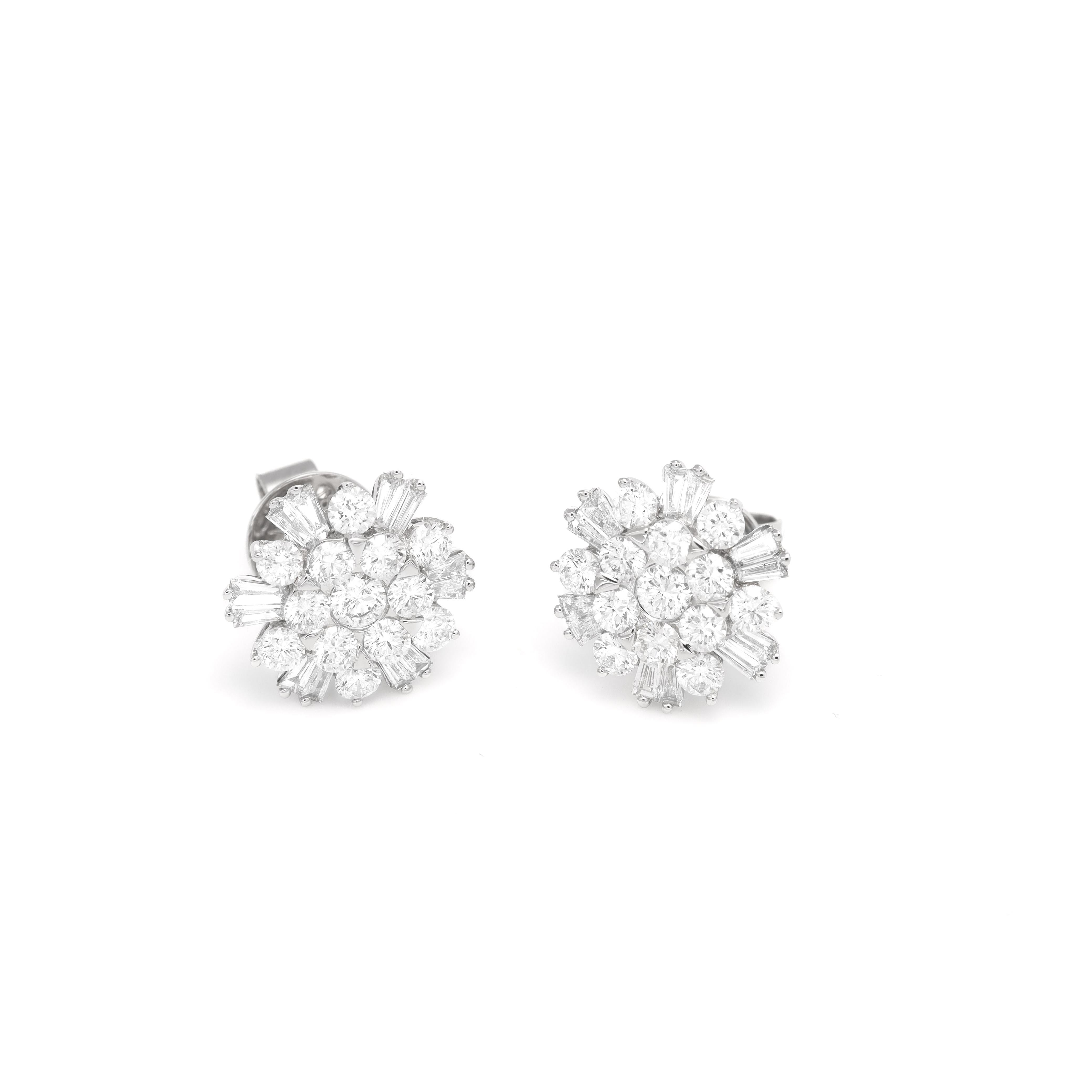 Boucles d'oreilles classiques en or blanc 18KT avec diamants naturels 2.54 carats Neuf - En vente à Antwerpen, BE
