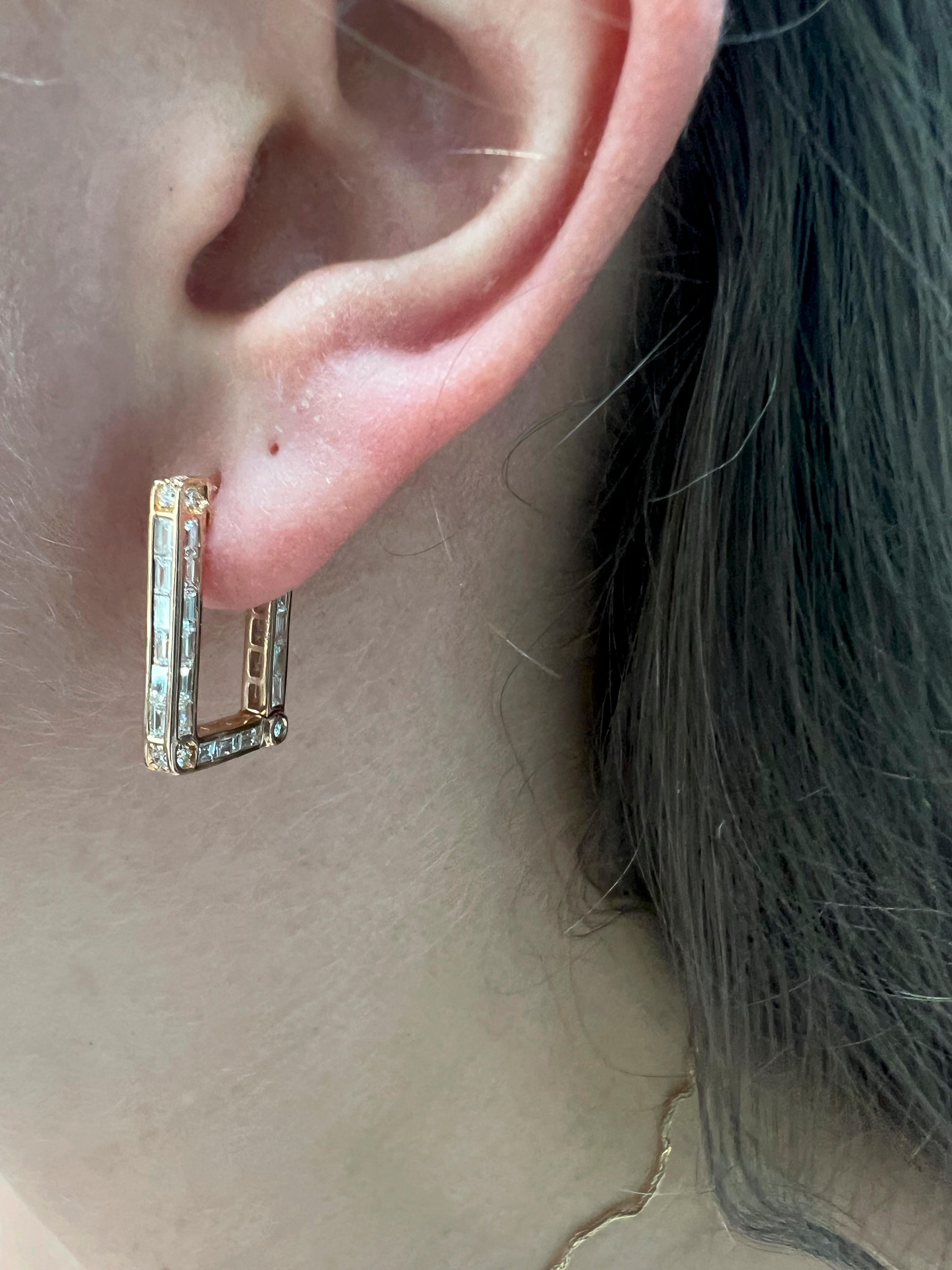 Diamanti naturali da 2,90 ct in oro rosa 18K Orecchini a cerchio Quad Baguette Inside Out in vendita 3