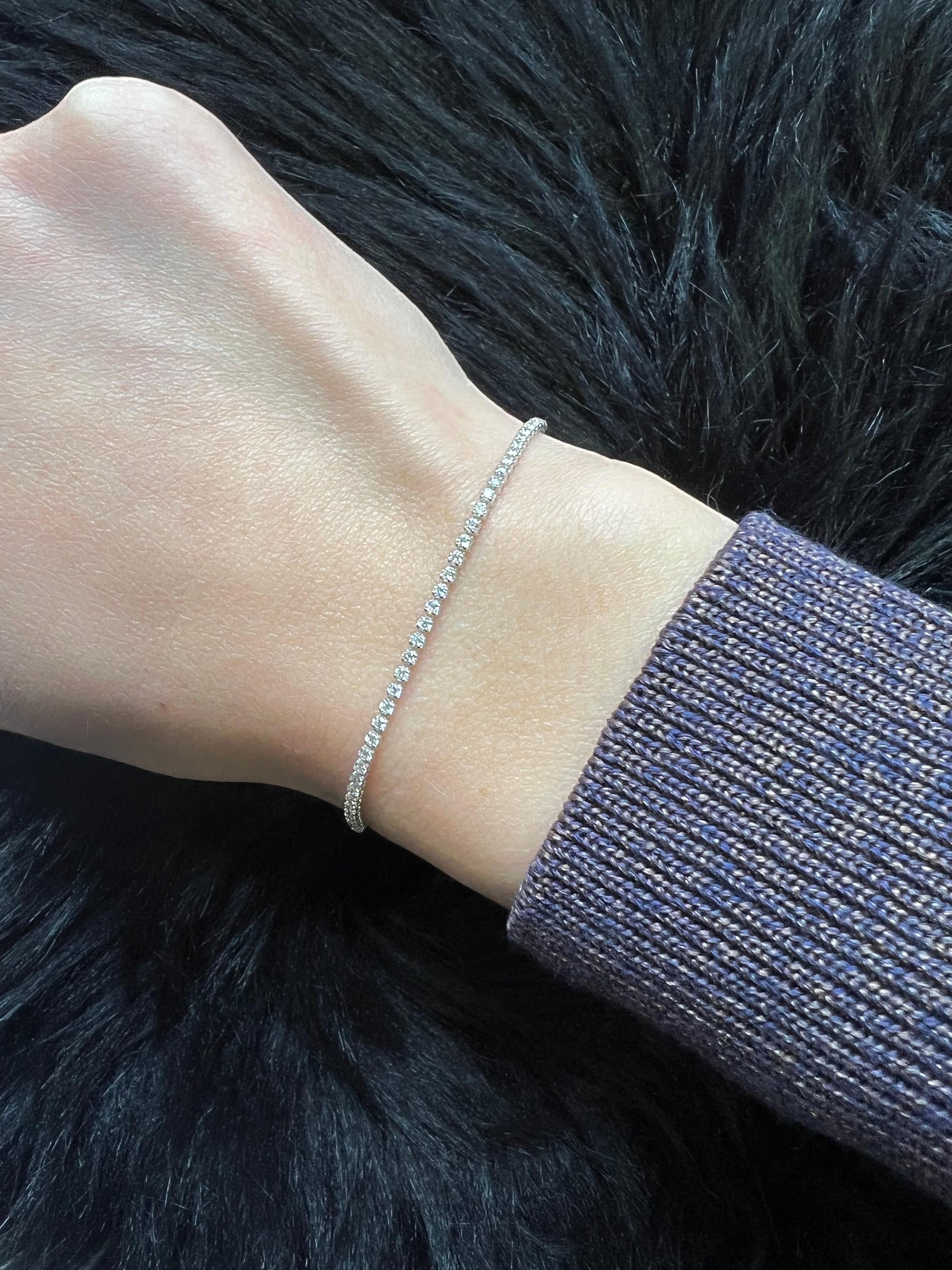 Bracelet de tennis classique en or blanc 18KT avec diamants Nature 4.00 carats en vente 3