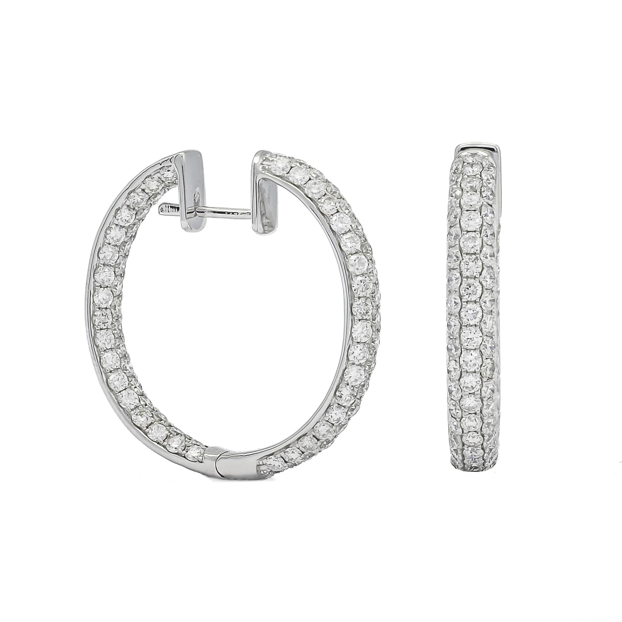 Natural Diamonds 4.55 Carats 18 Karat White Gold 'in and Out' Hoop Earrings  In New Condition For Sale In Antwerpen, BE