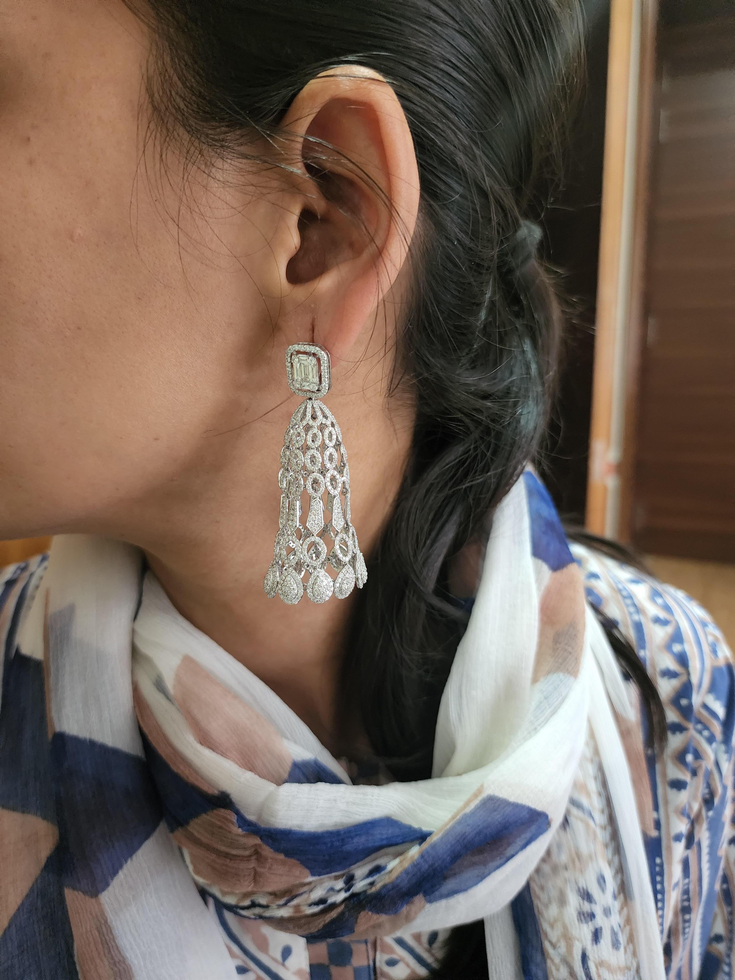 Natural Diamonds Chandelier Earrings with 10.83 Carats in 18k Gold In New Condition For Sale In New York, NY