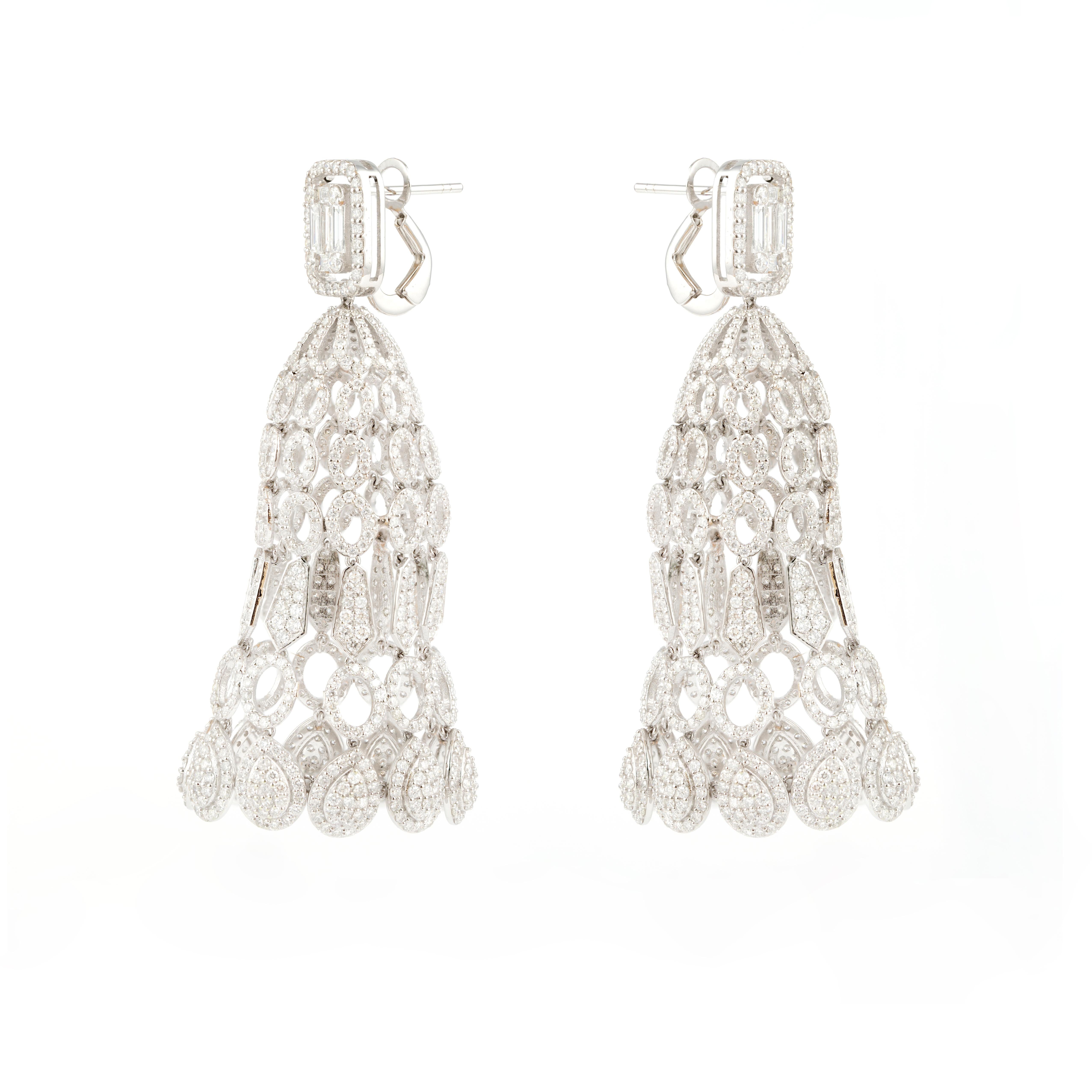 Women's Natural Diamonds Chandelier Earrings with 10.83 Carats in 18k Gold For Sale
