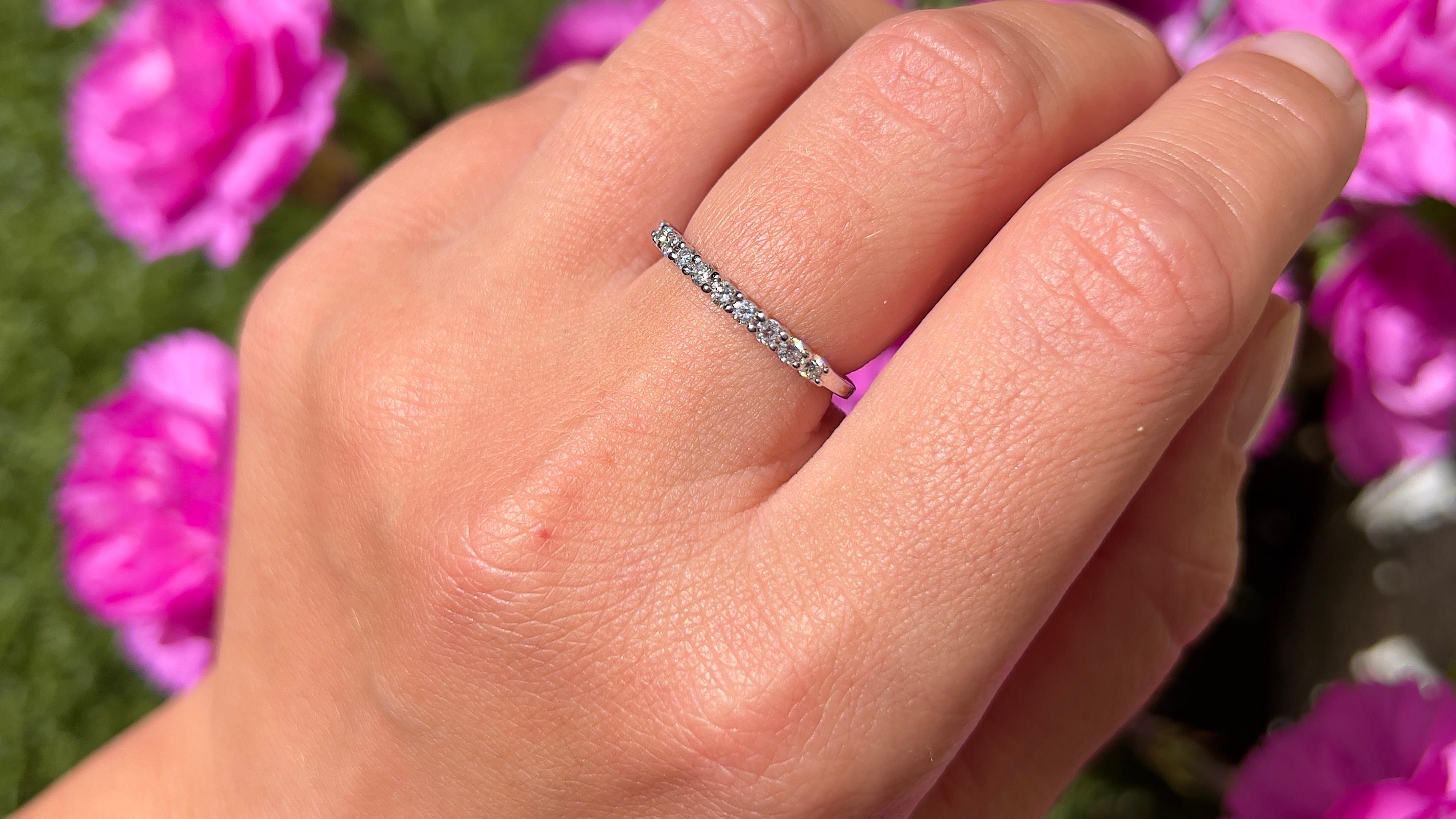 Halb-Eternity-Ring aus 14 Karat Gold mit natürlichen Diamanten im Zustand „Hervorragend“ im Angebot in Laguna Niguel, CA