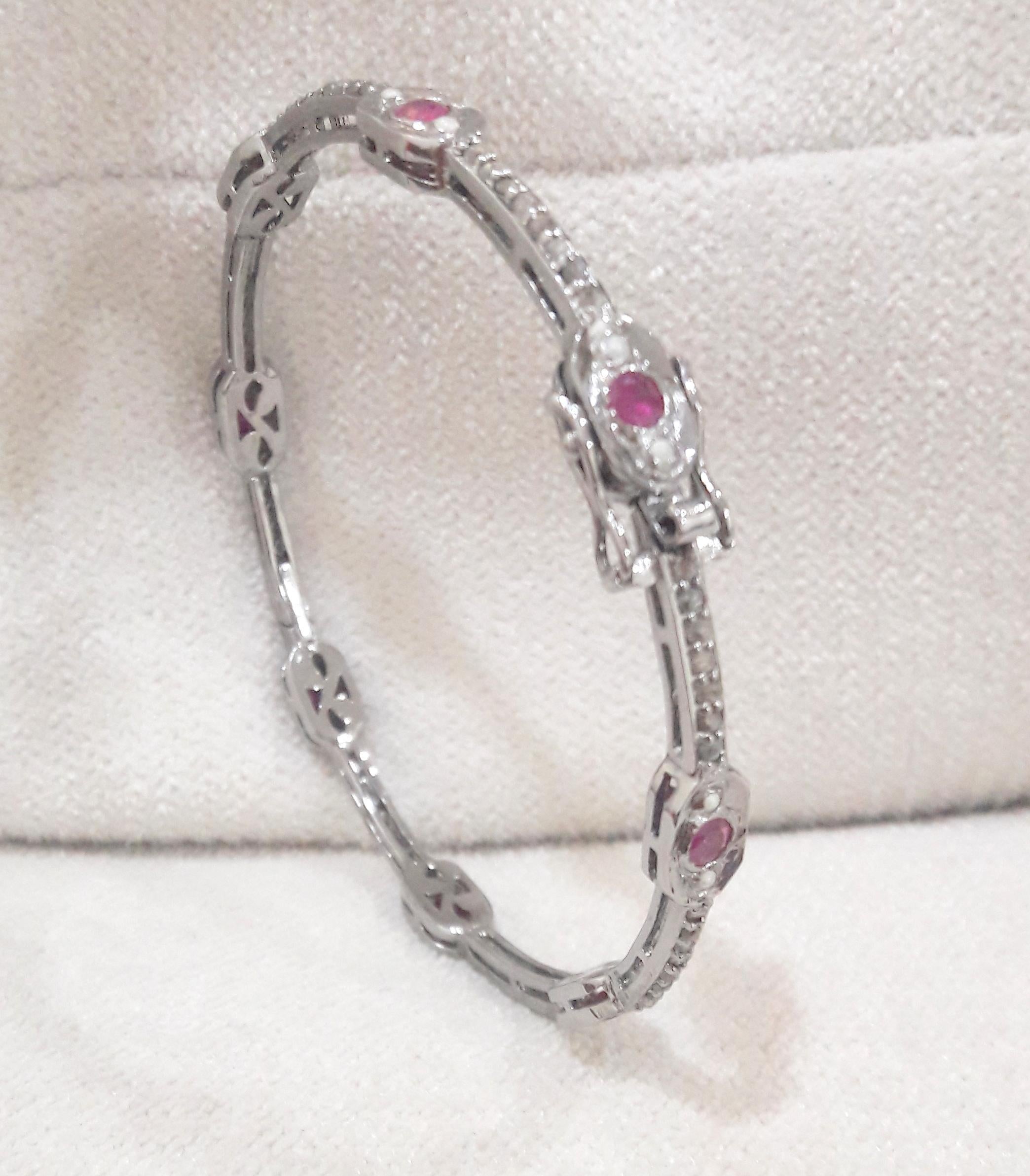 Diamanti naturali Perla Rubino Bracciale a cerniera in argento ossidato In condizioni Nuovo in vendita a Delhi, DL