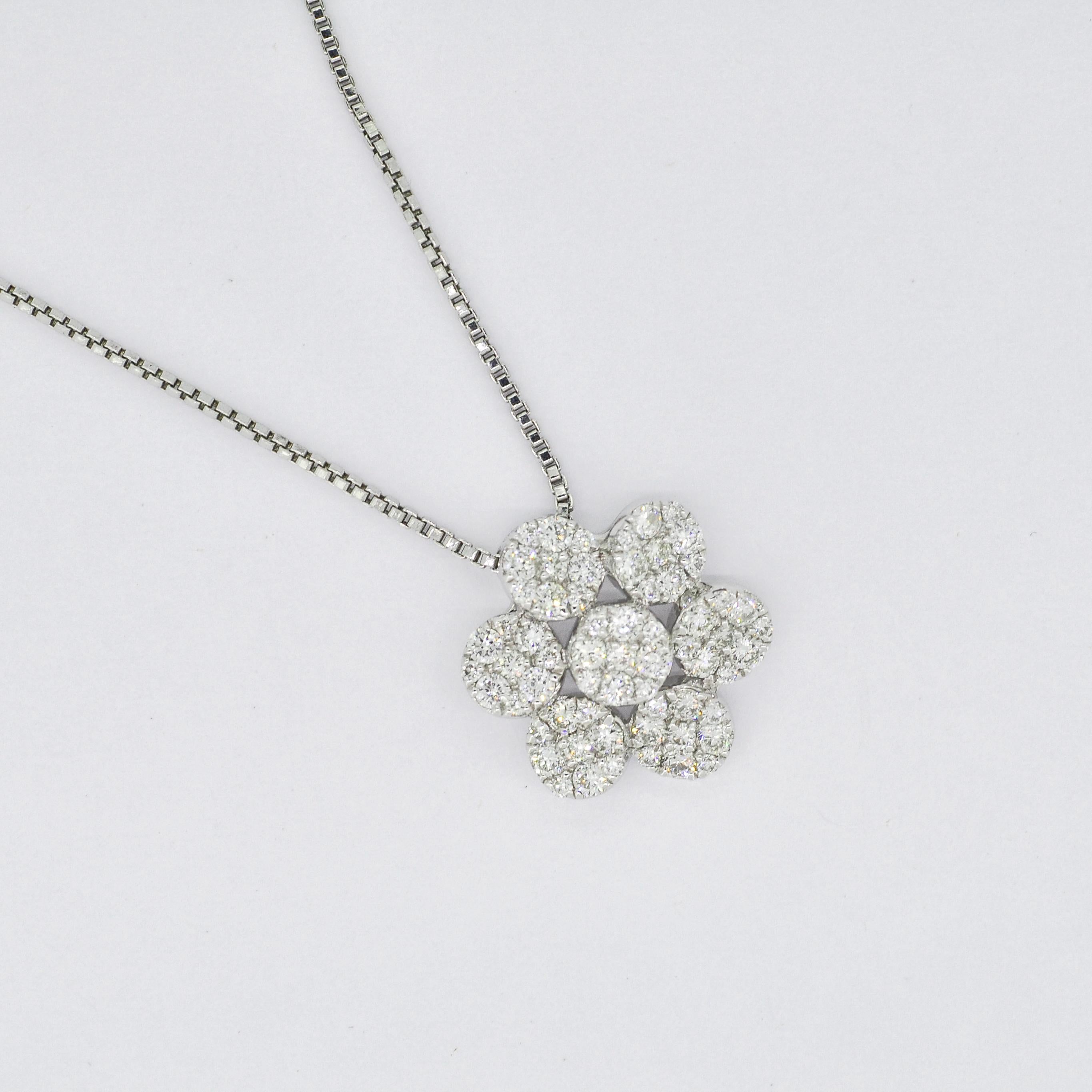 Modern Natural Diamonds Pendant 0.80 CT 18KT White Gold Flower Chain Pendant Necklace For Sale