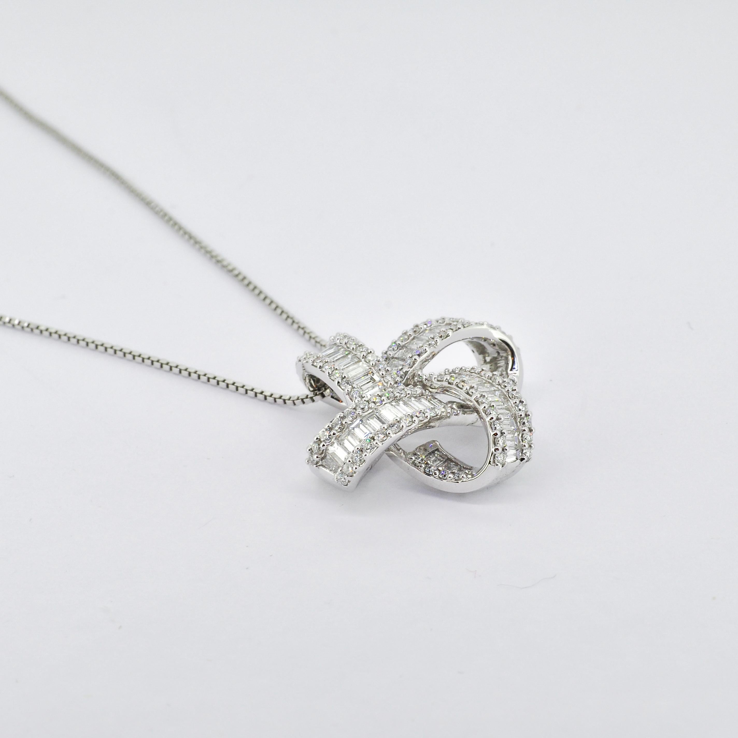 Elegamment conçu en or blanc 18 carats, ce collier pendentif présente un mélange harmonieux de diamants ronds et baguettes, disposés avec art pour maximiser la brillance et l'éclat. 

Plongez dans l'allure fabuleuse et spectaculaire de cet