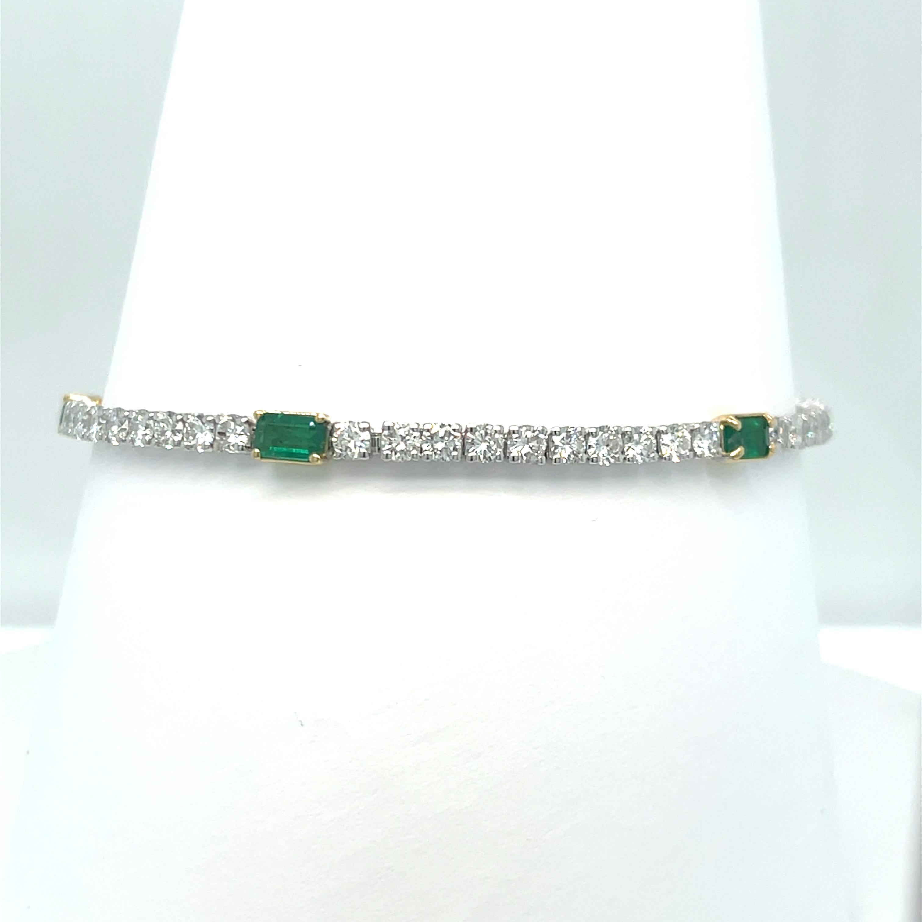 Natürliche Diamanten & strahlend grüne Smaragde, 5,82 Karat, 18 Karat Gold Tennisarmband im Angebot 4