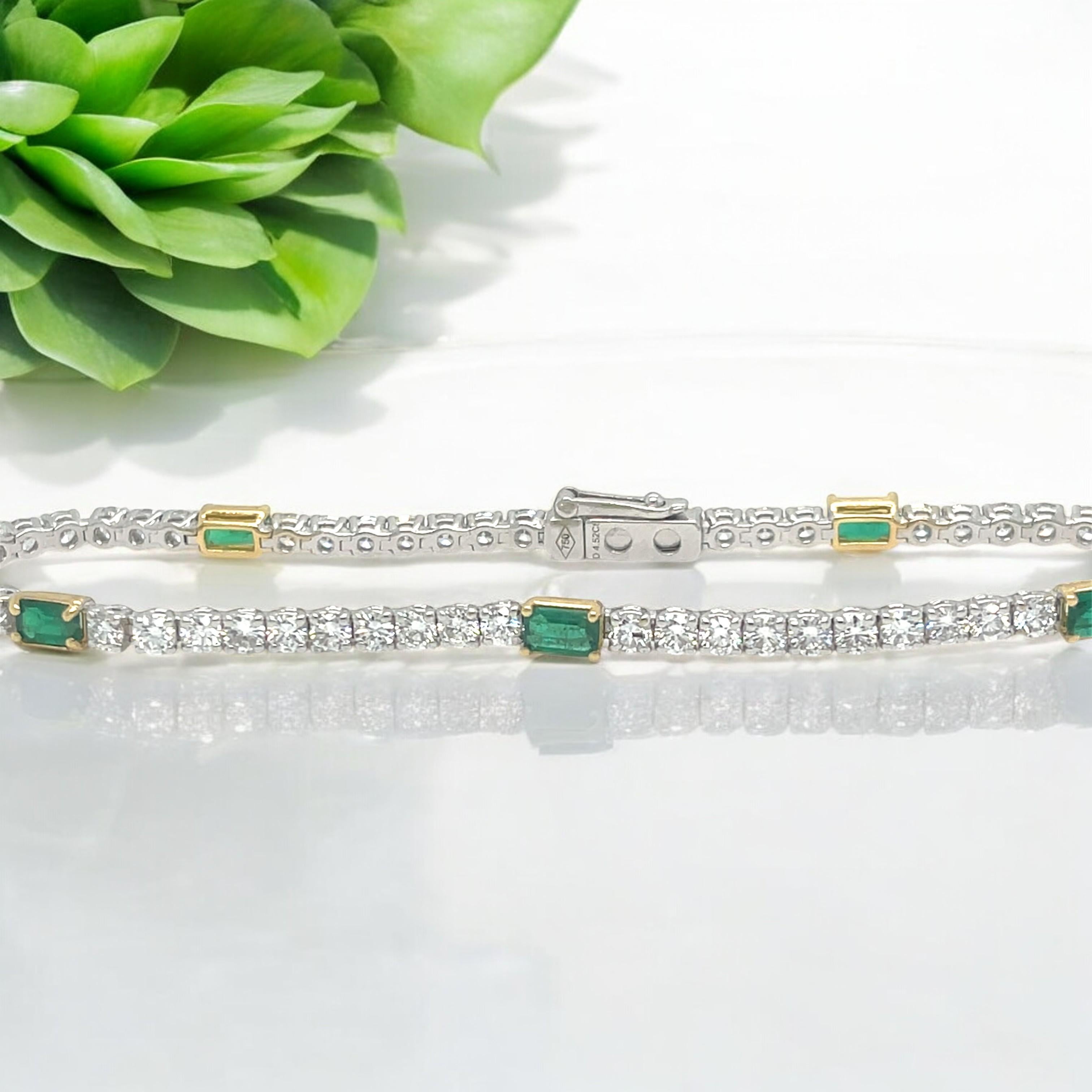 Natürliche Diamanten & strahlend grüne Smaragde, 5,82 Karat, 18 Karat Gold Tennisarmband im Angebot 5