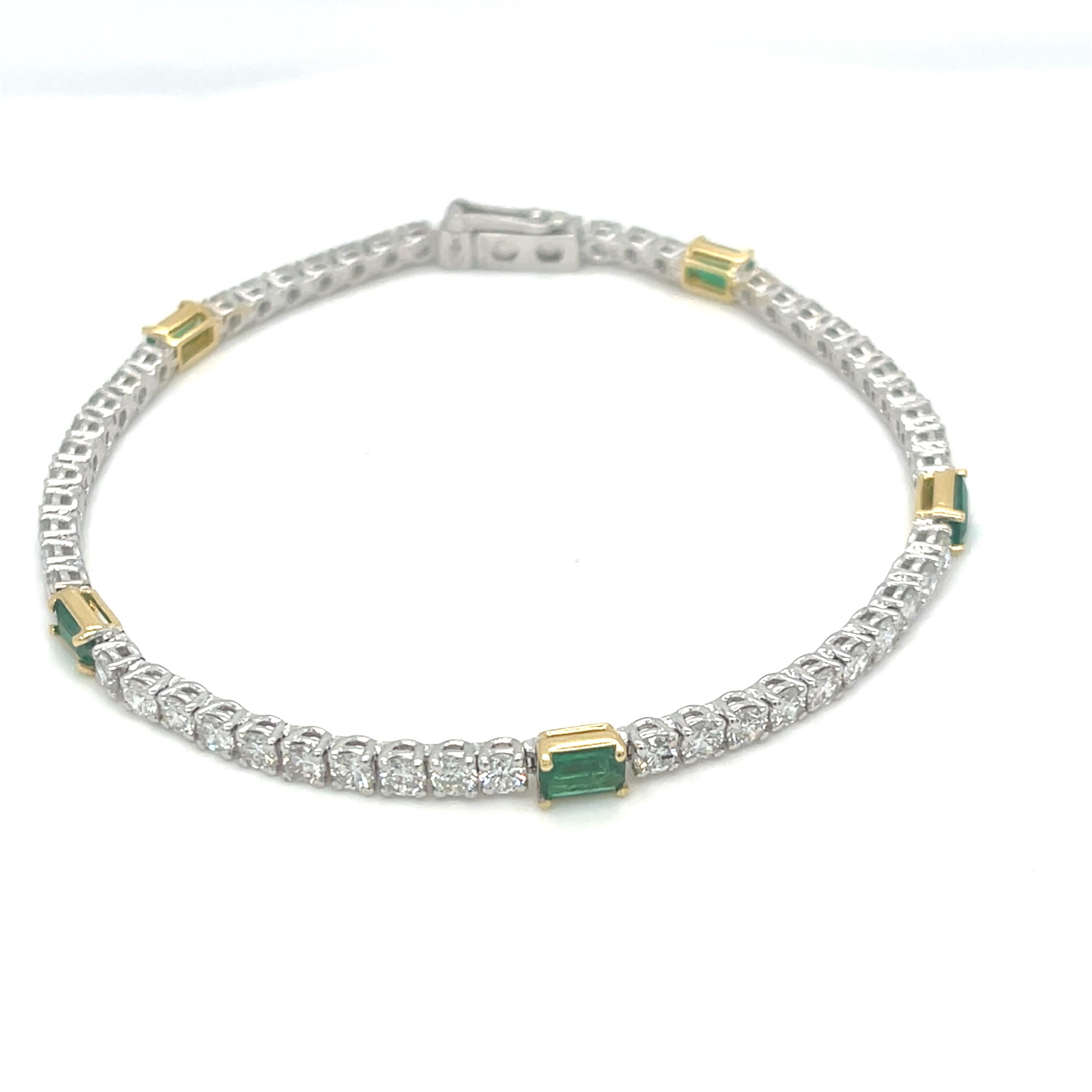 Natürliche Diamanten & strahlend grüne Smaragde, 5,82 Karat, 18 Karat Gold Tennisarmband (Smaragdschliff) im Angebot