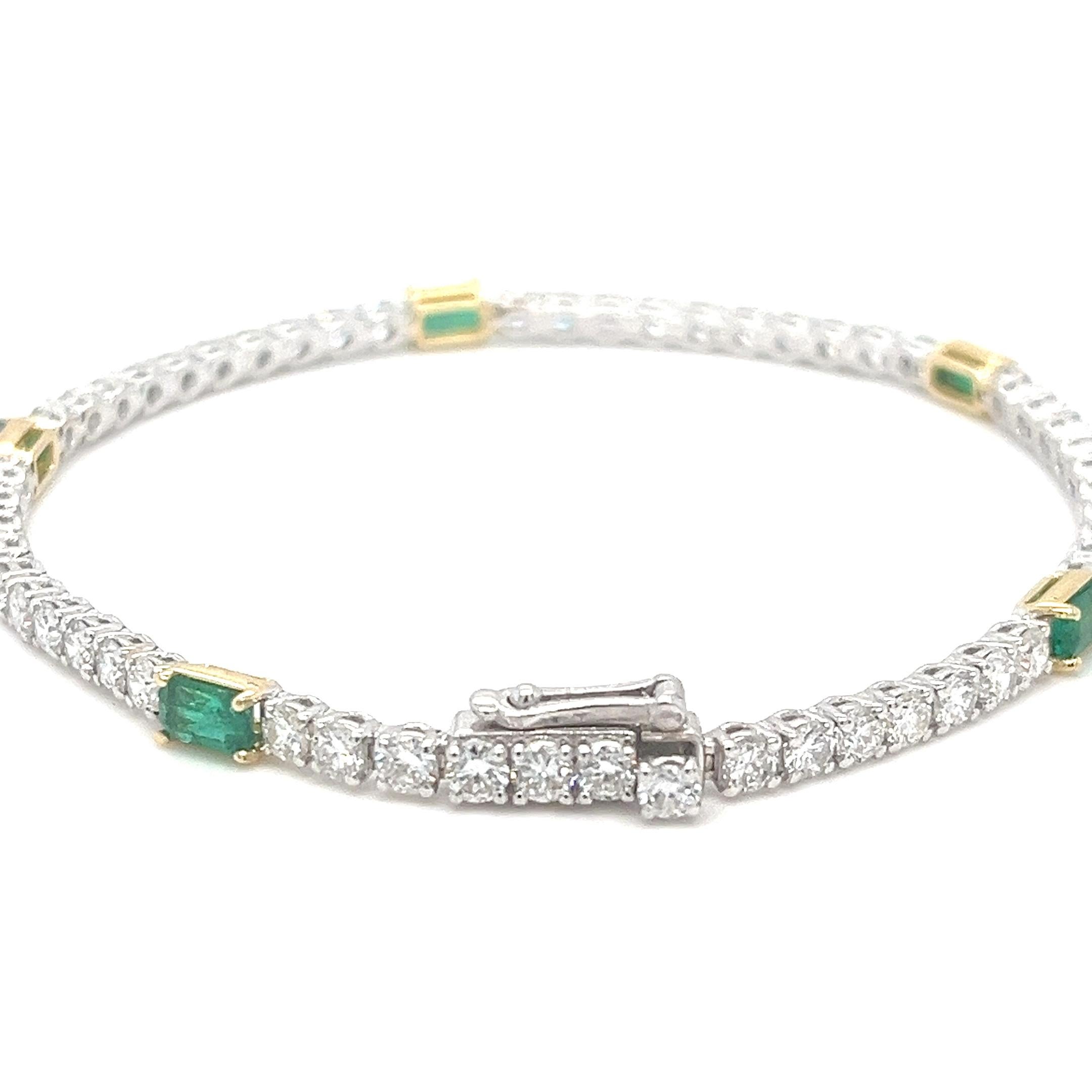 Natürliche Diamanten & strahlend grüne Smaragde, 5,82 Karat, 18 Karat Gold Tennisarmband im Zustand „Neu“ im Angebot in Miami, FL