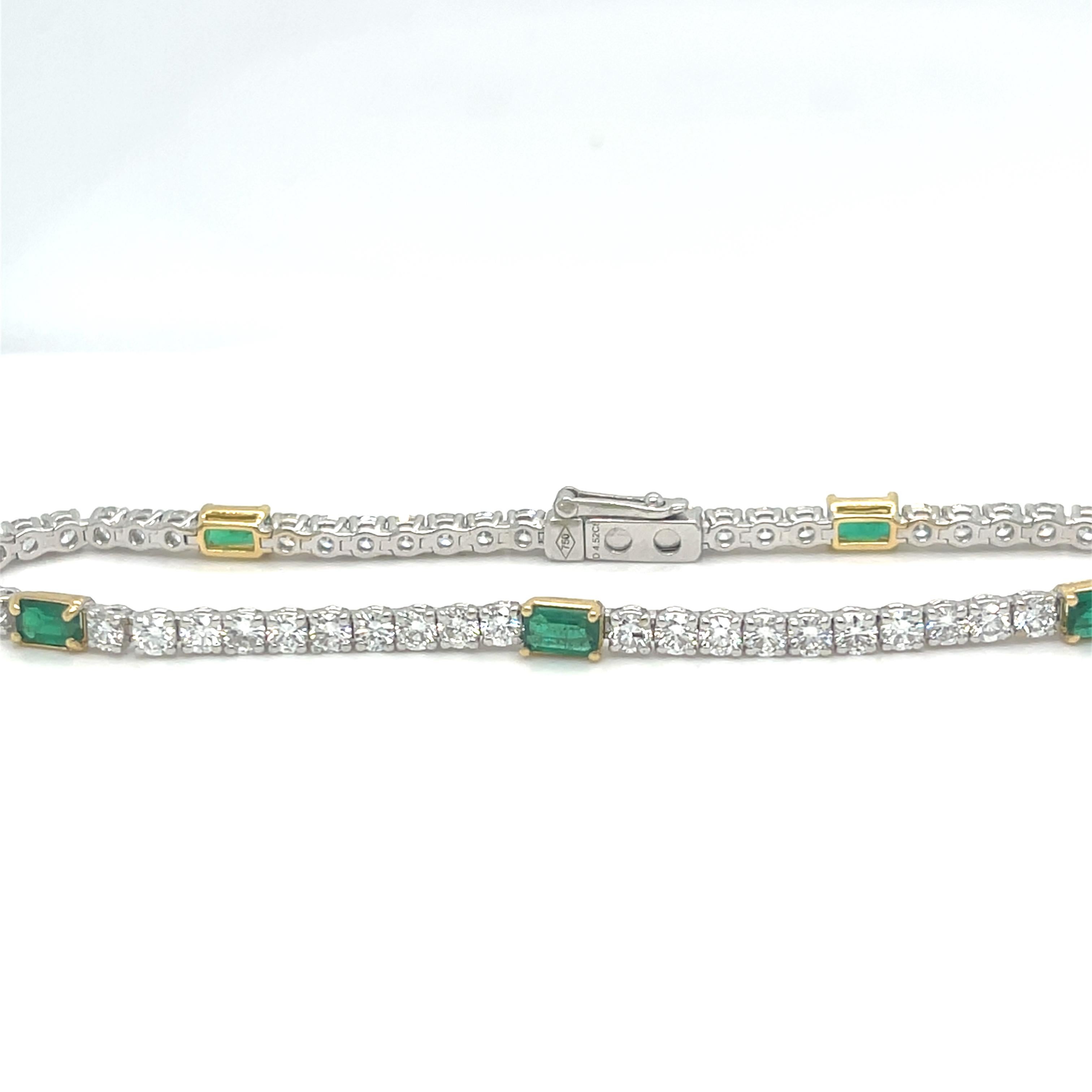 Natürliche Diamanten & strahlend grüne Smaragde, 5,82 Karat, 18 Karat Gold Tennisarmband im Angebot 1
