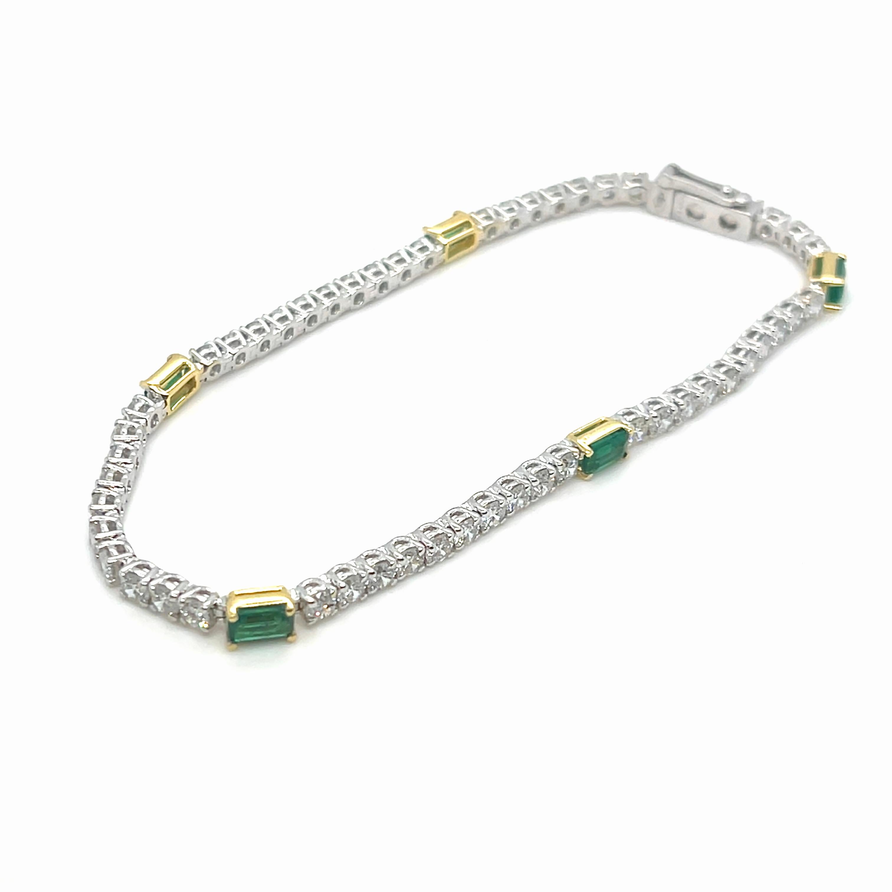 Natürliche Diamanten & strahlend grüne Smaragde, 5,82 Karat, 18 Karat Gold Tennisarmband im Angebot 2