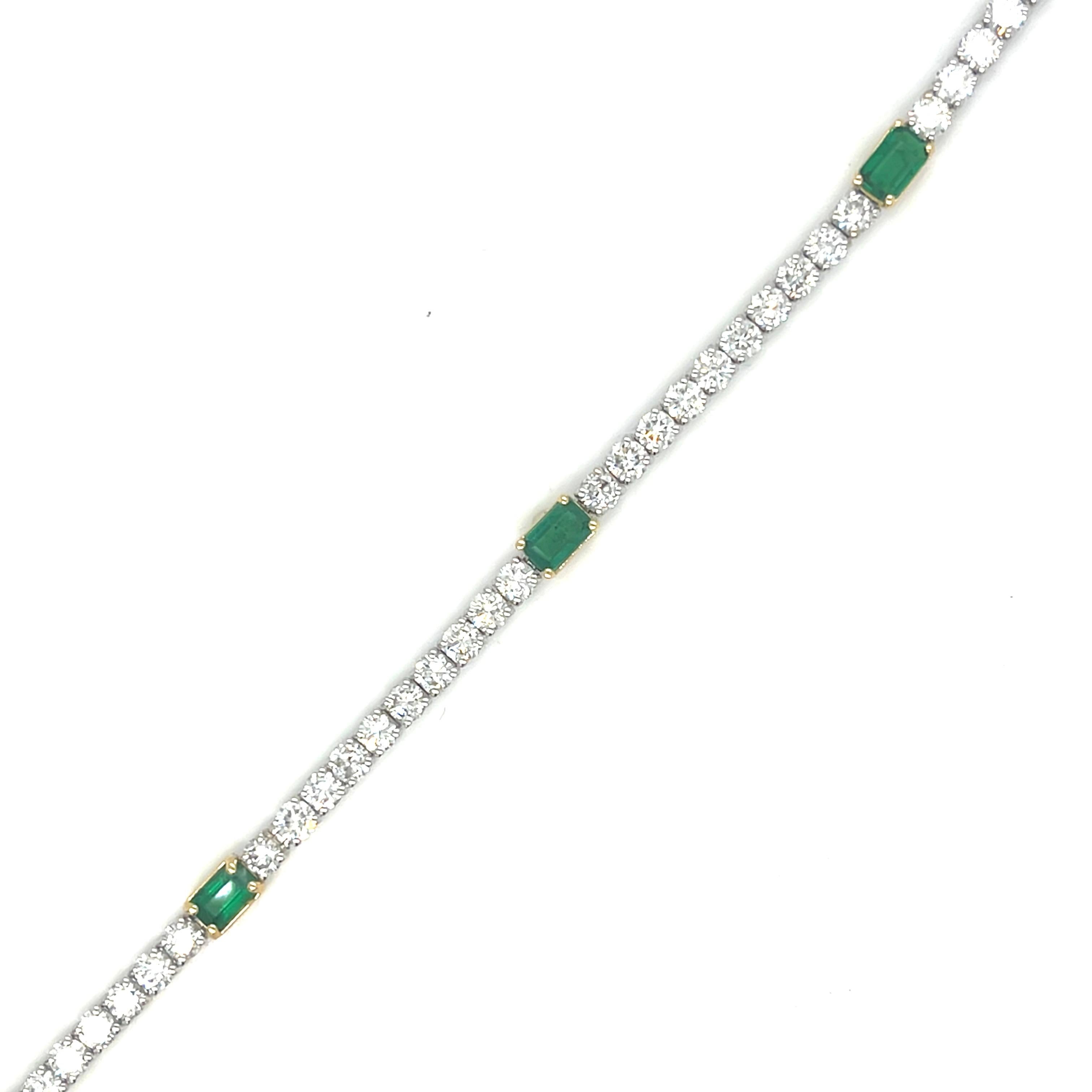 Natürliche Diamanten & strahlend grüne Smaragde, 5,82 Karat, 18 Karat Gold Tennisarmband im Angebot 3