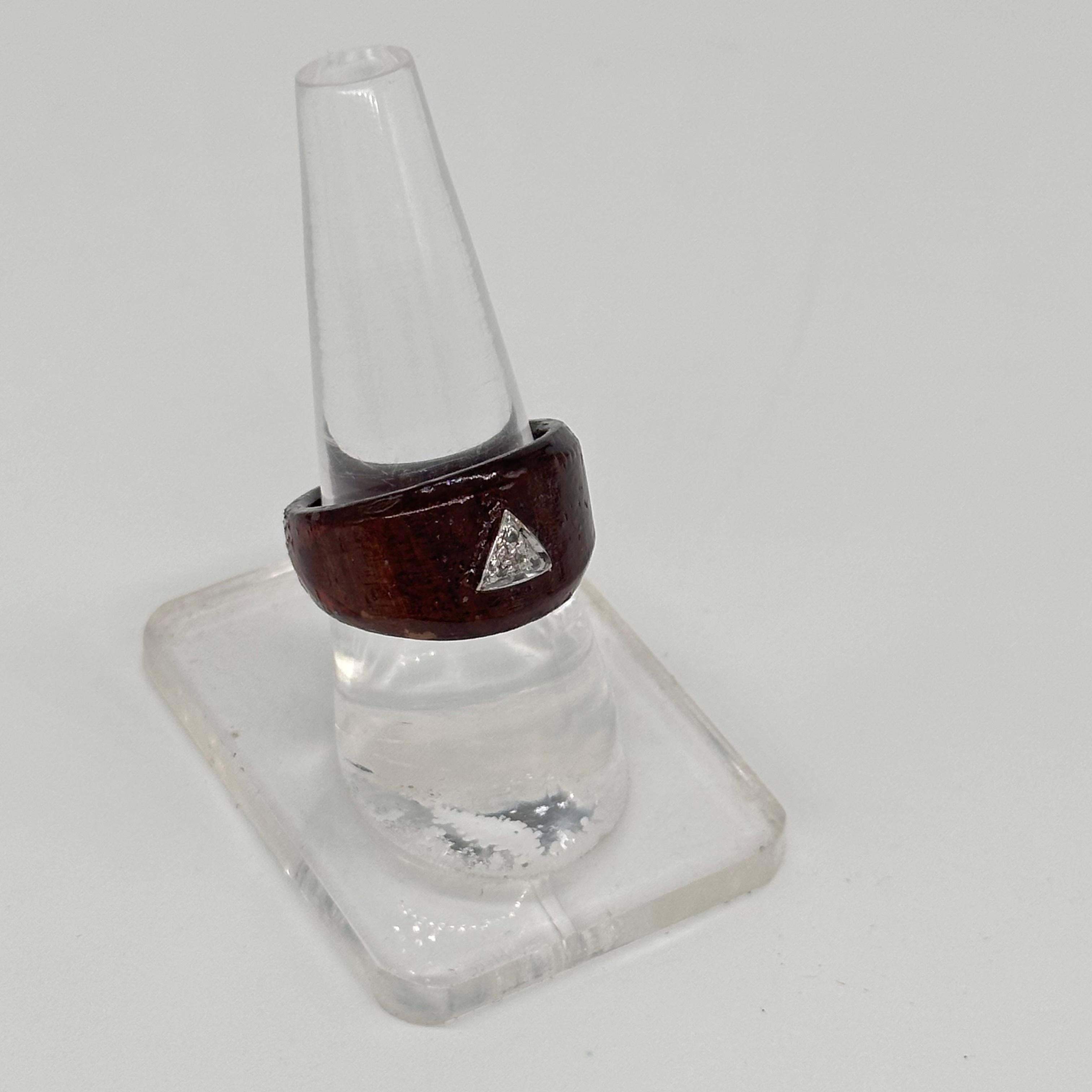 Natural diamonds triangle 925 sterling silver wooden ring For Sale 1