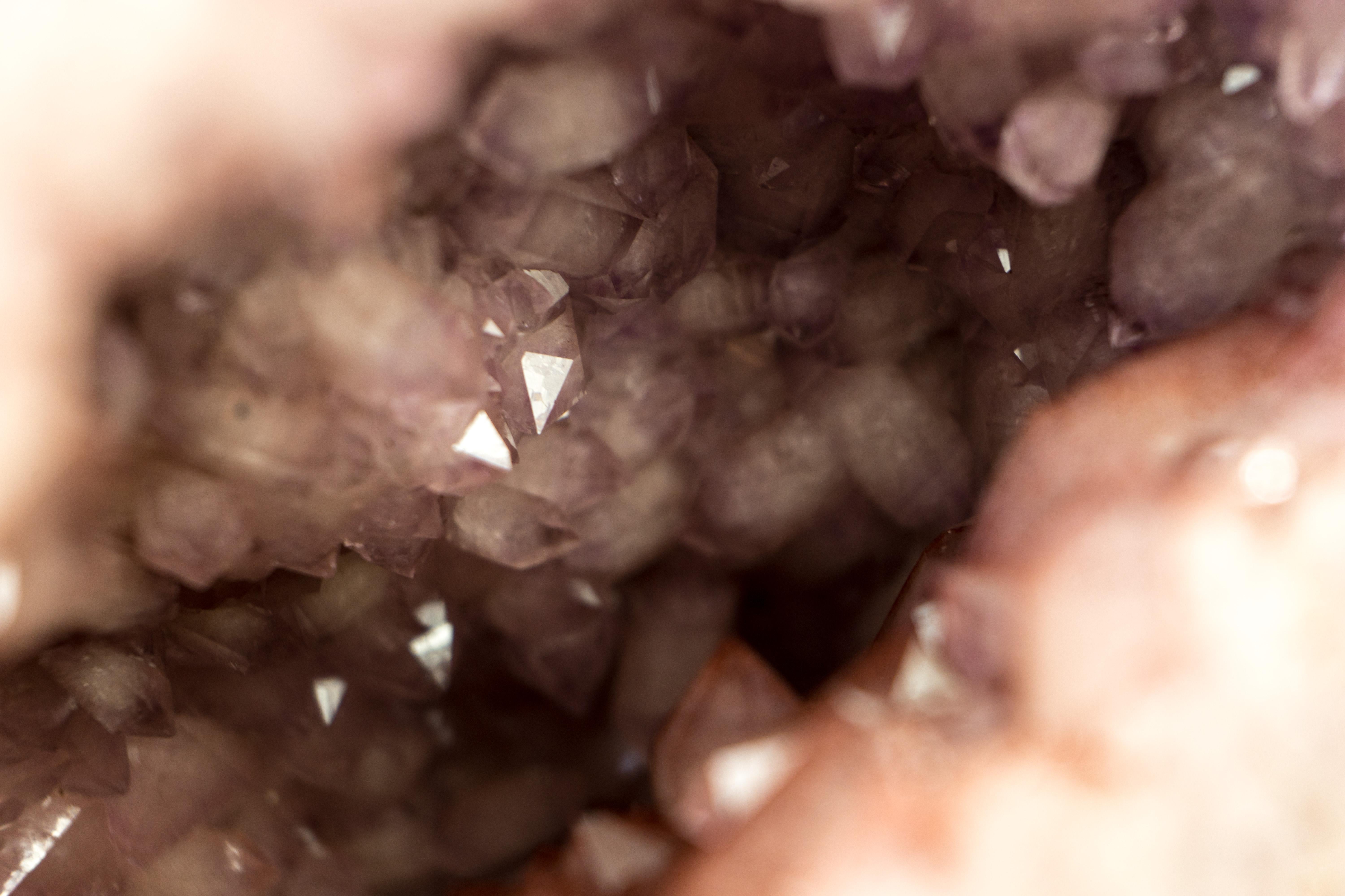Natürlicher doppelreihiger Amethyst-Geode mit halber rosa Quarz Druzy, halber lila Amethyst im Angebot 1