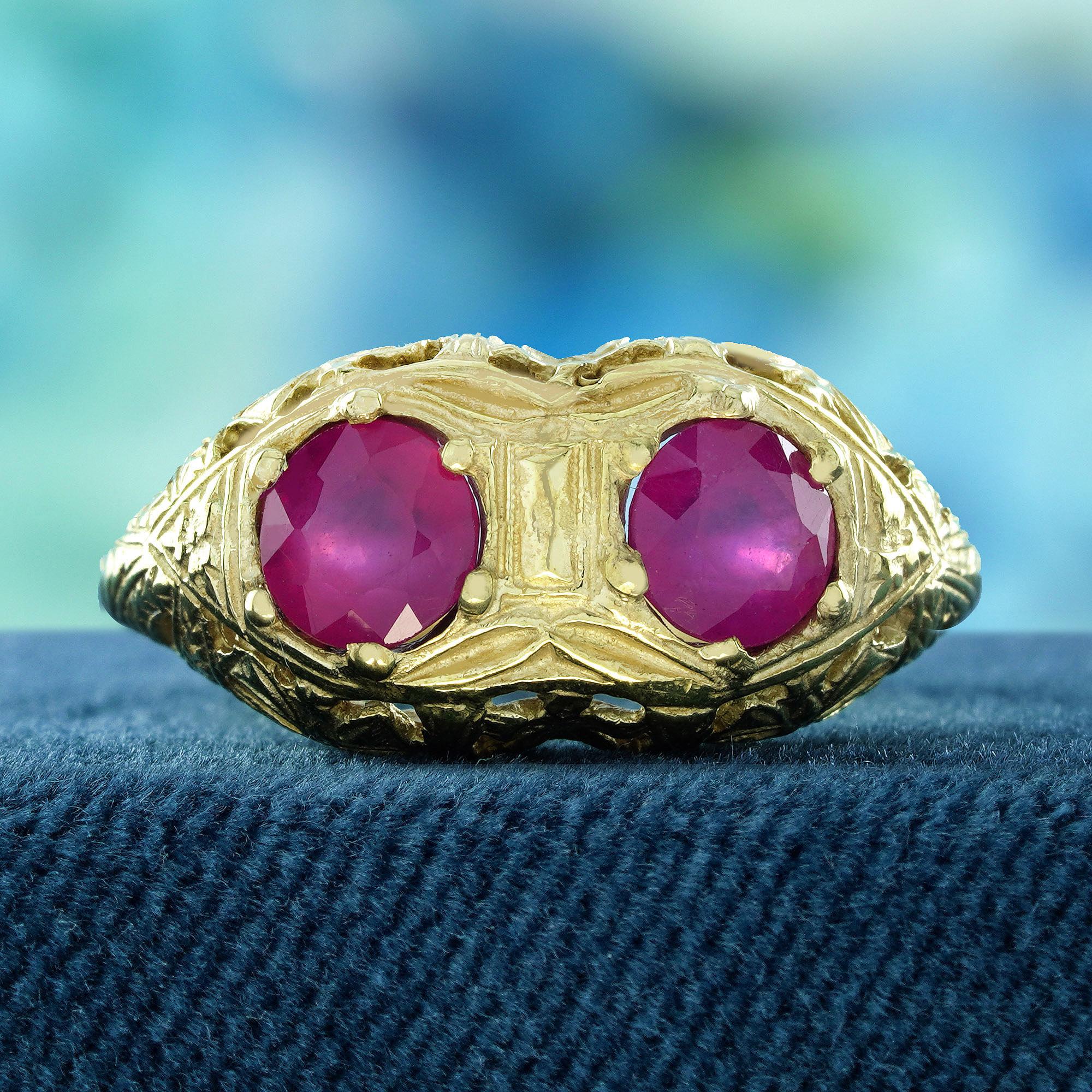 Ornez vos doigts de cette exquise bague en or massif filigrané de style édouardien, ornée d'un double rubis naturel. Réalisée en or jaune massif, cette superbe pièce met en valeur deux rubis naturels éclatants, sertis dans un magnifique motif