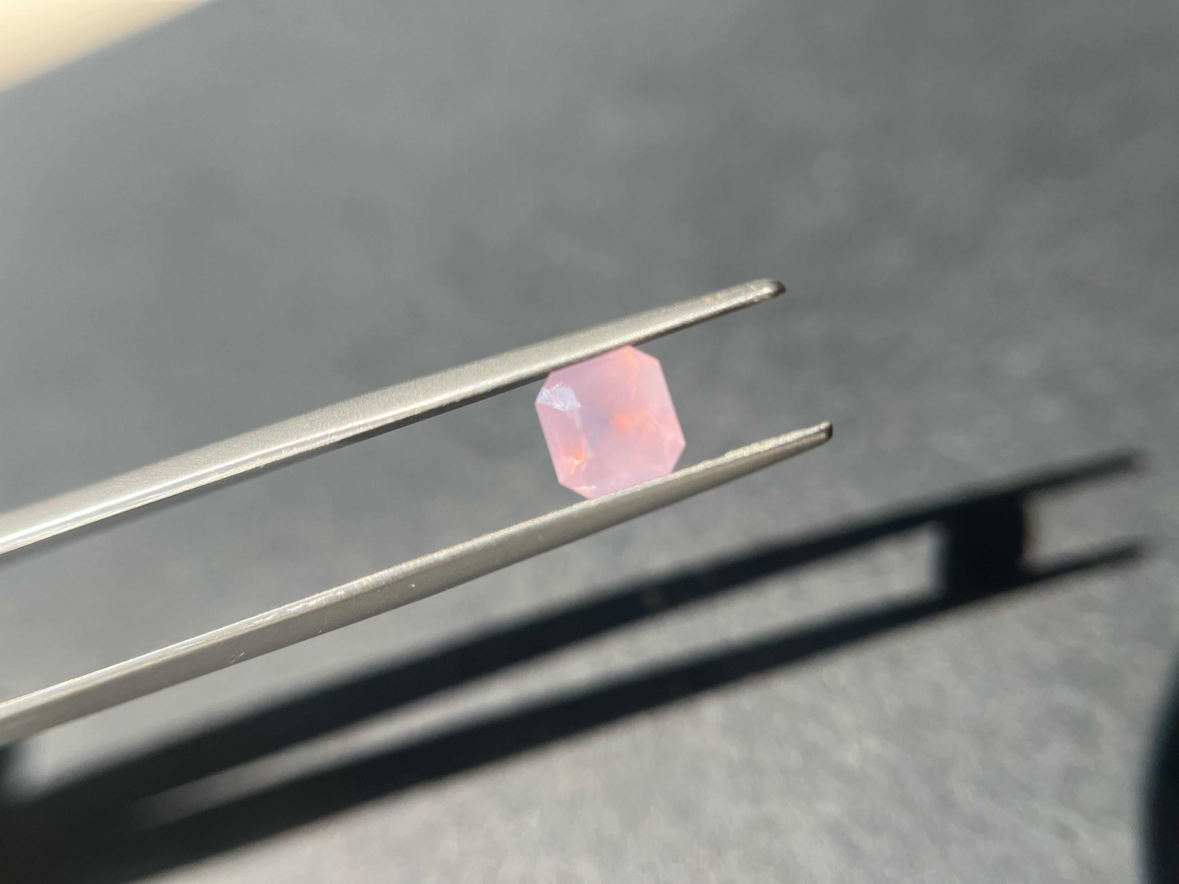 Gemma di spinello naturale Sakura rosa setosa con fuoco arancione: in vendita 4