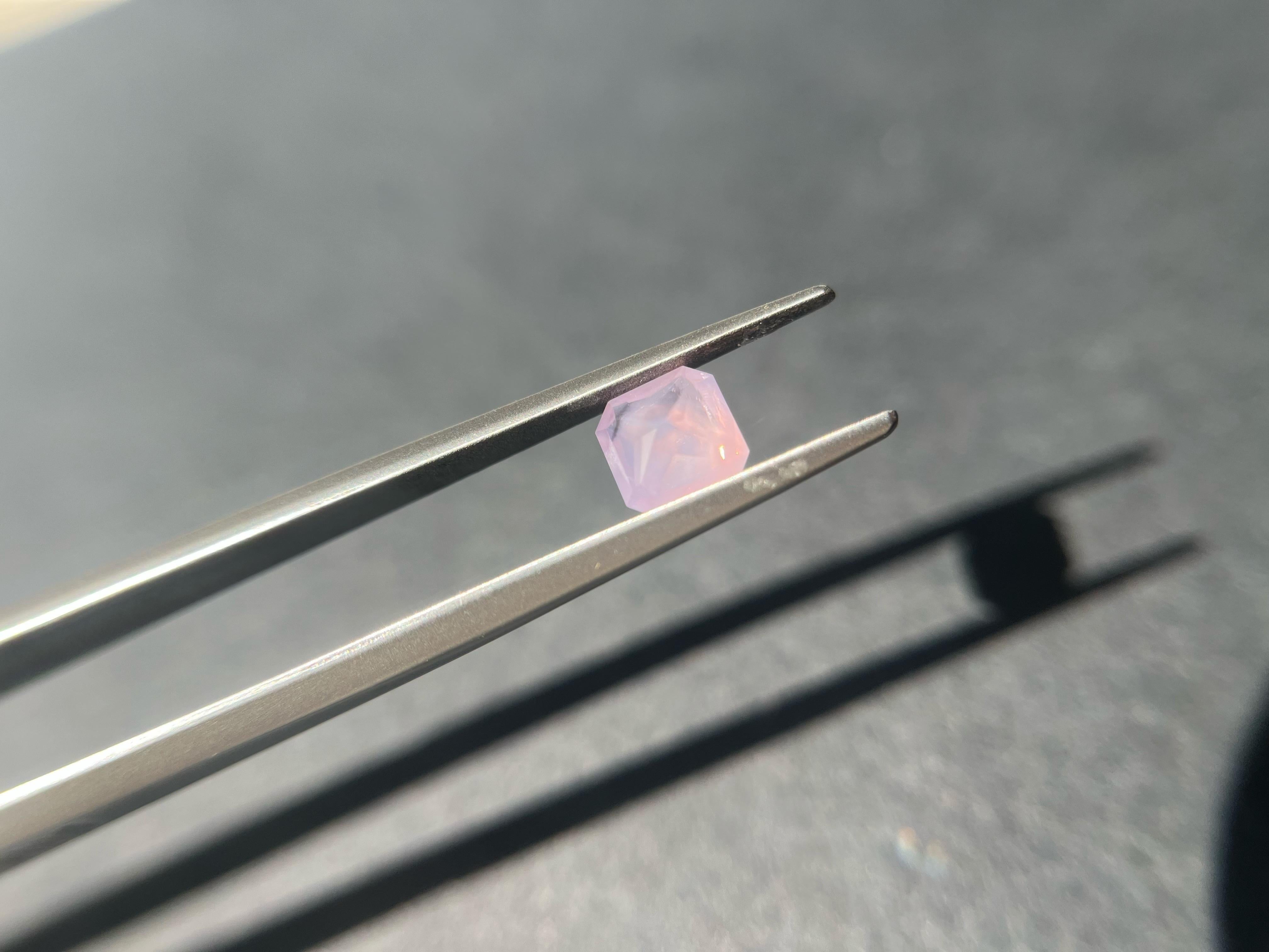 Ti presentiamo il nostro splendido spinello Mahenge con un setoso colore rosa sakura e fuoco arancione che emana raffinatezza ed eleganza. Questa gemma è davvero una meraviglia della natura, con la sua tonalità morbida e delicata che ricorda un