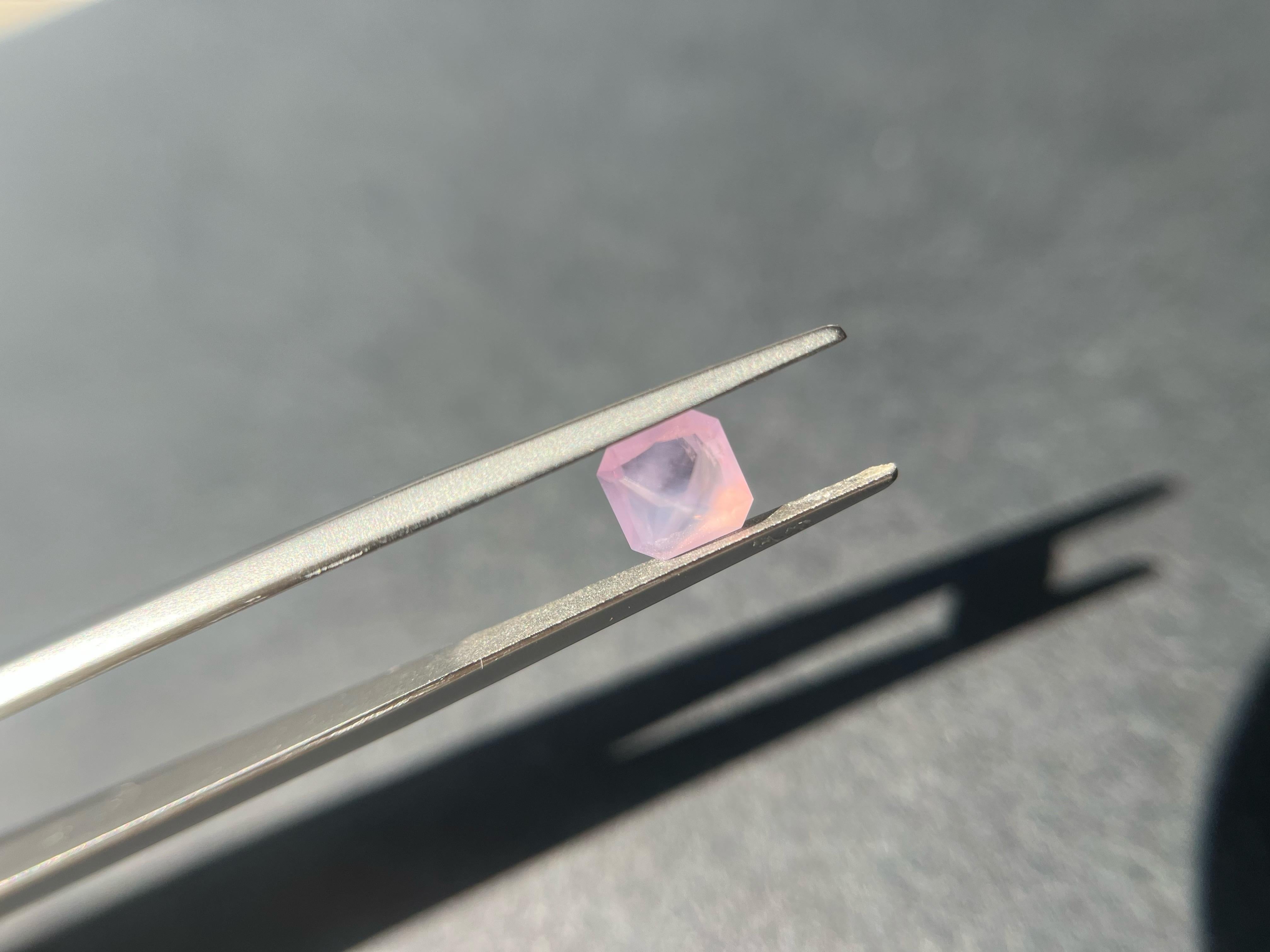 Artigiano Gemma di spinello naturale Sakura rosa setosa con fuoco arancione: in vendita