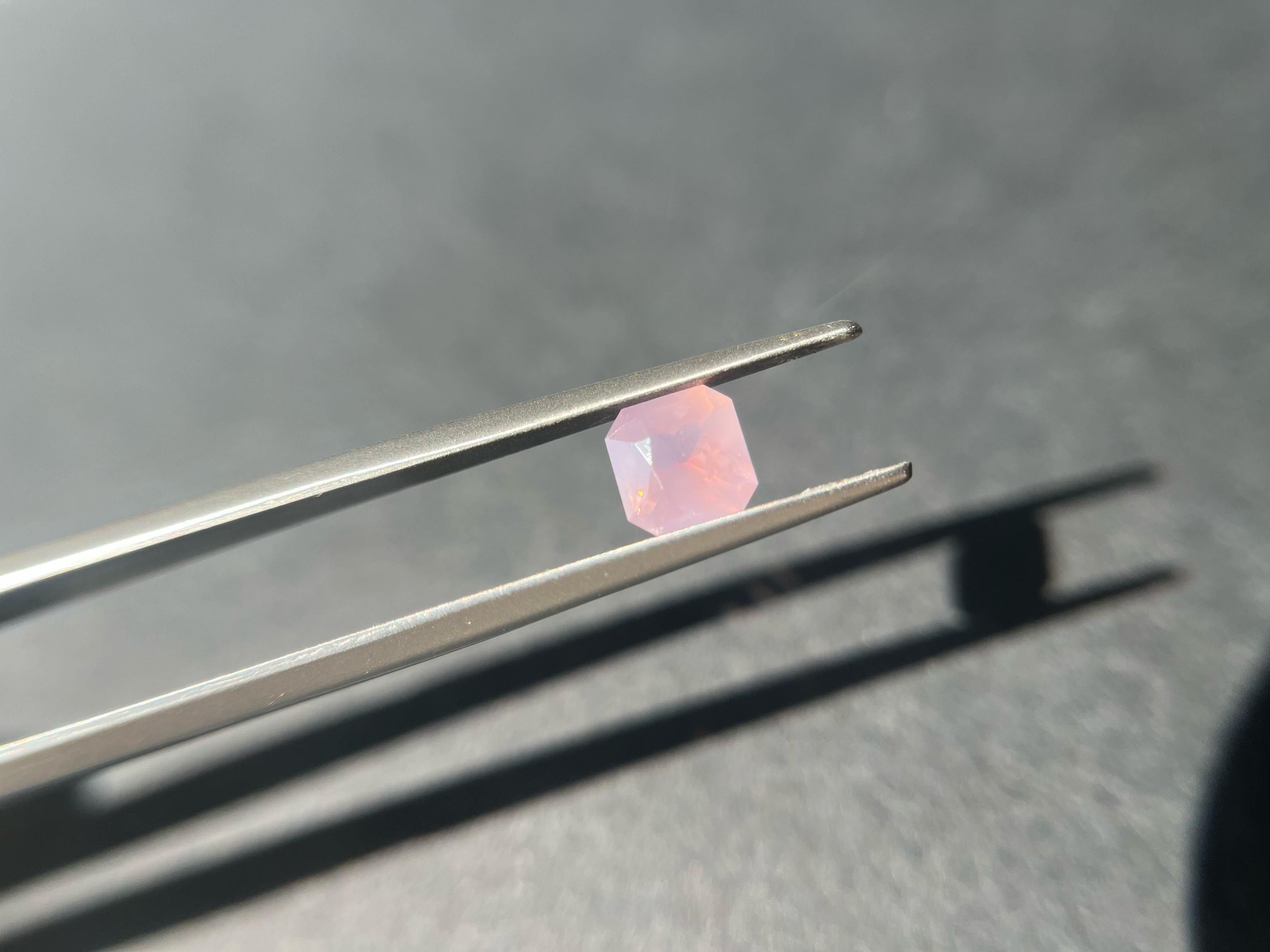 Ottagono Gemma di spinello naturale Sakura rosa setosa con fuoco arancione: in vendita