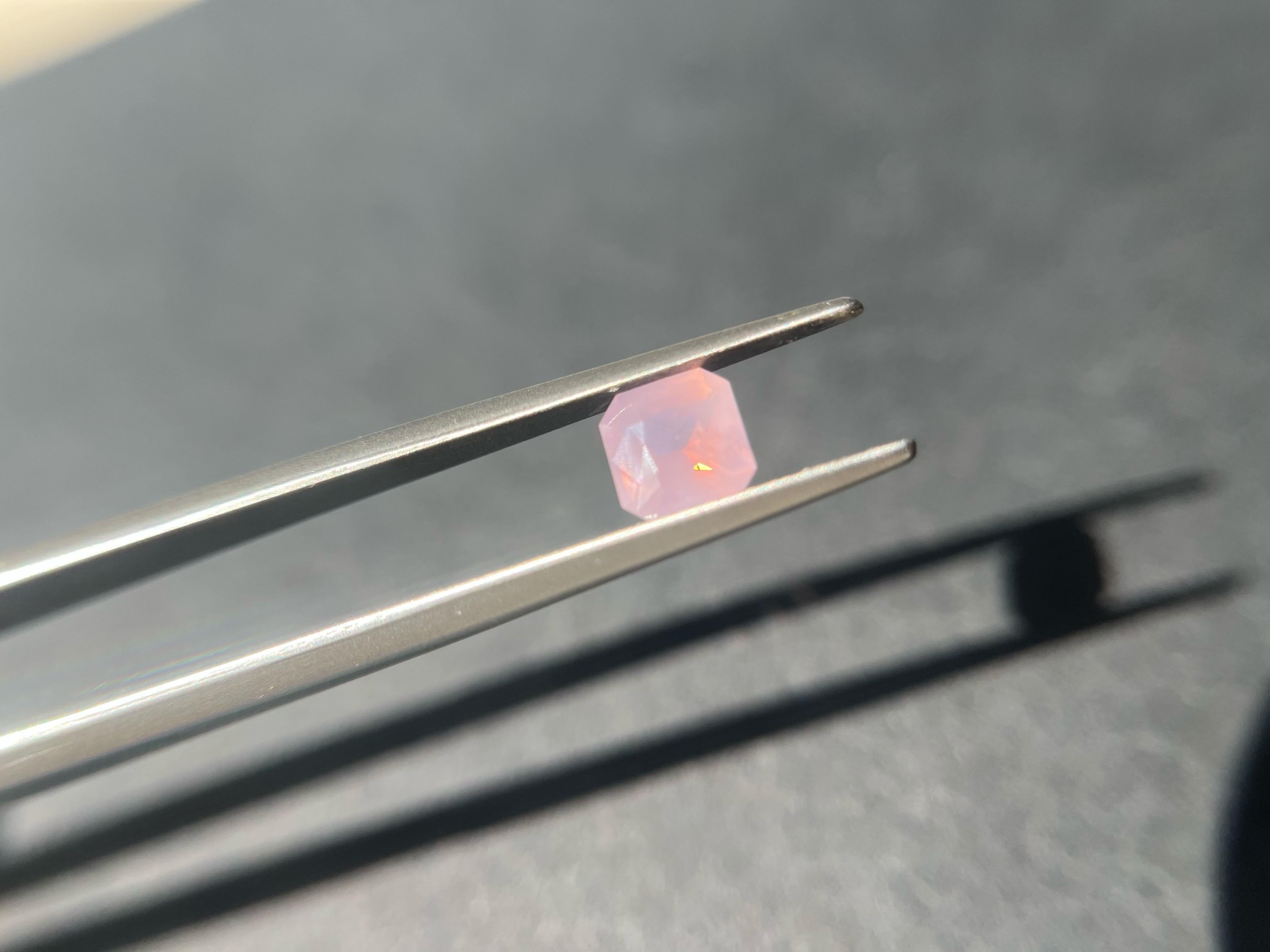 Gemma di spinello naturale Sakura rosa setosa con fuoco arancione: in vendita 1