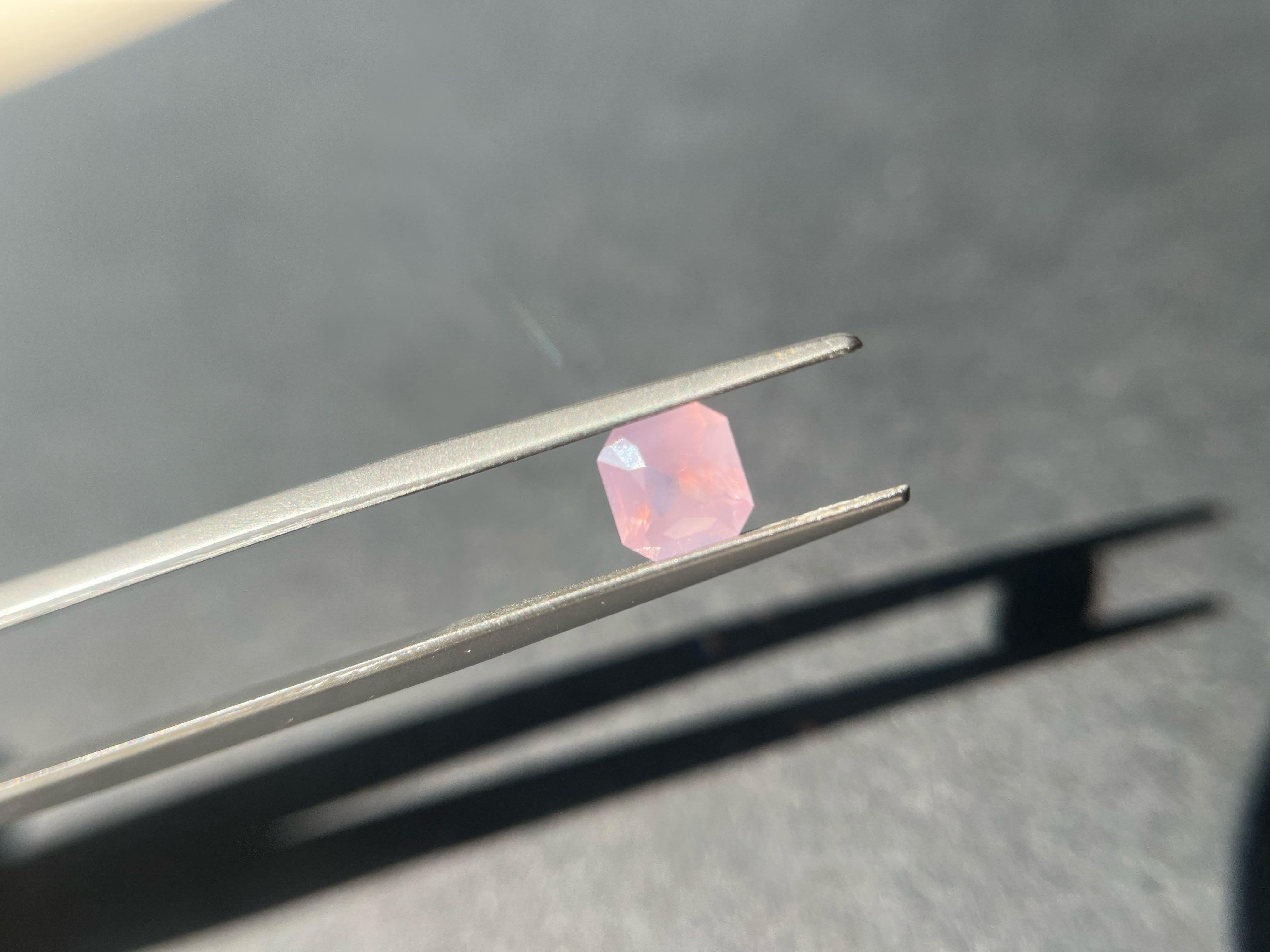 Gemma di spinello naturale Sakura rosa setosa con fuoco arancione: in vendita 2