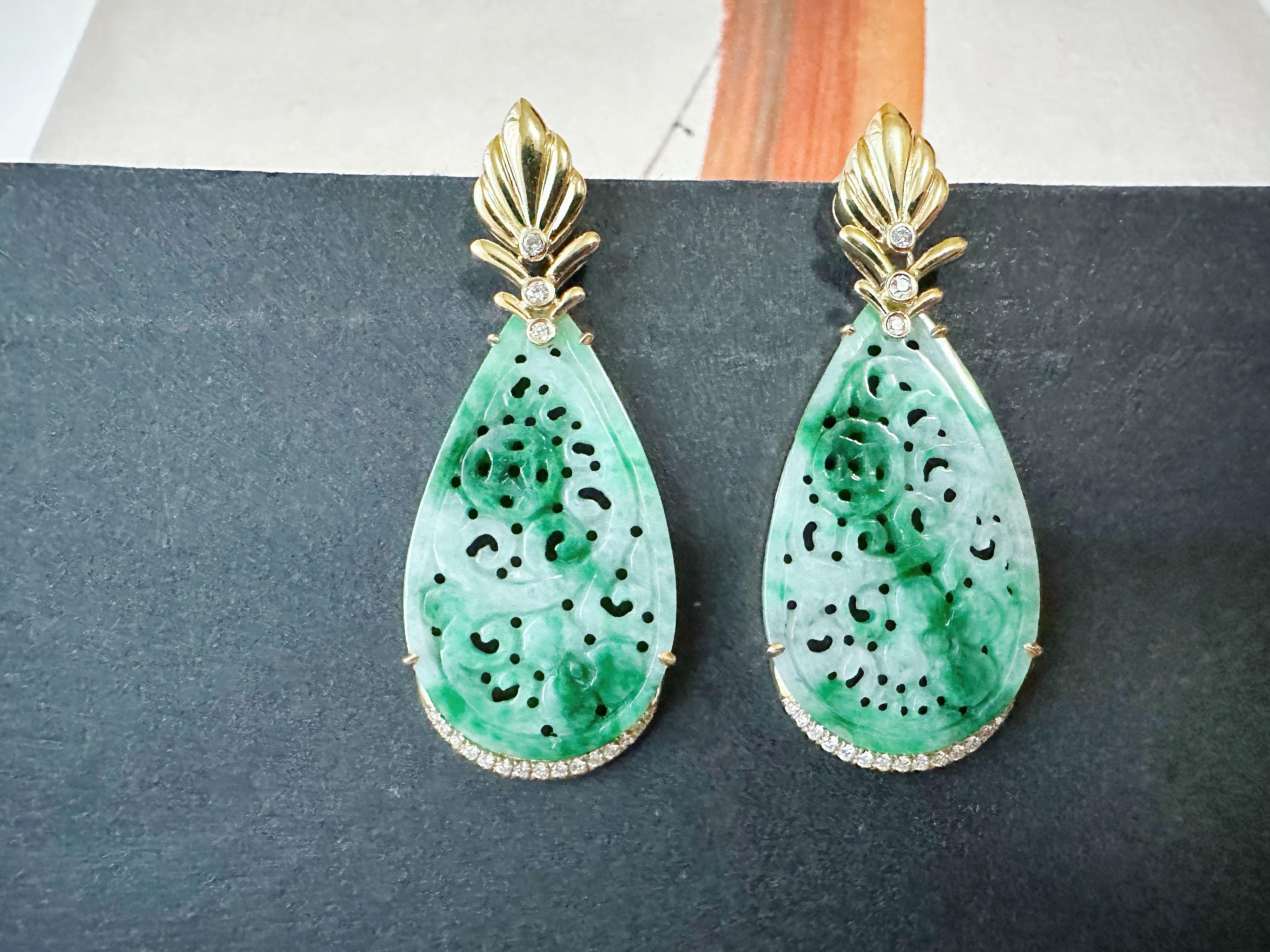 Artisan Boucles d'oreilles en jade naturel sculpté en forme de goutte avec Design/One en or 18 carats et diamant en vente