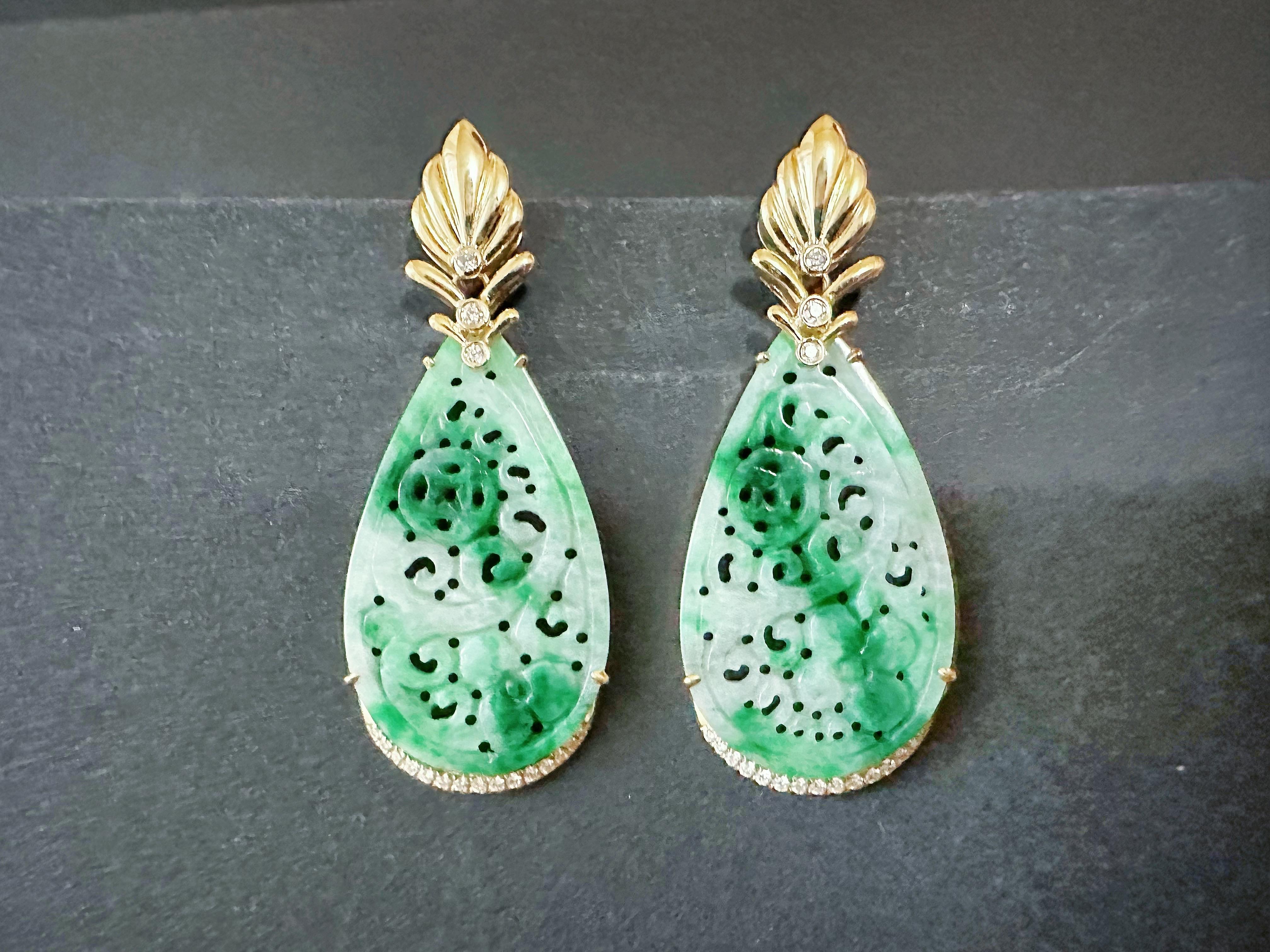 Taille poire Boucles d'oreilles en jade naturel sculpté en forme de goutte avec Design/One en or 18 carats et diamant en vente