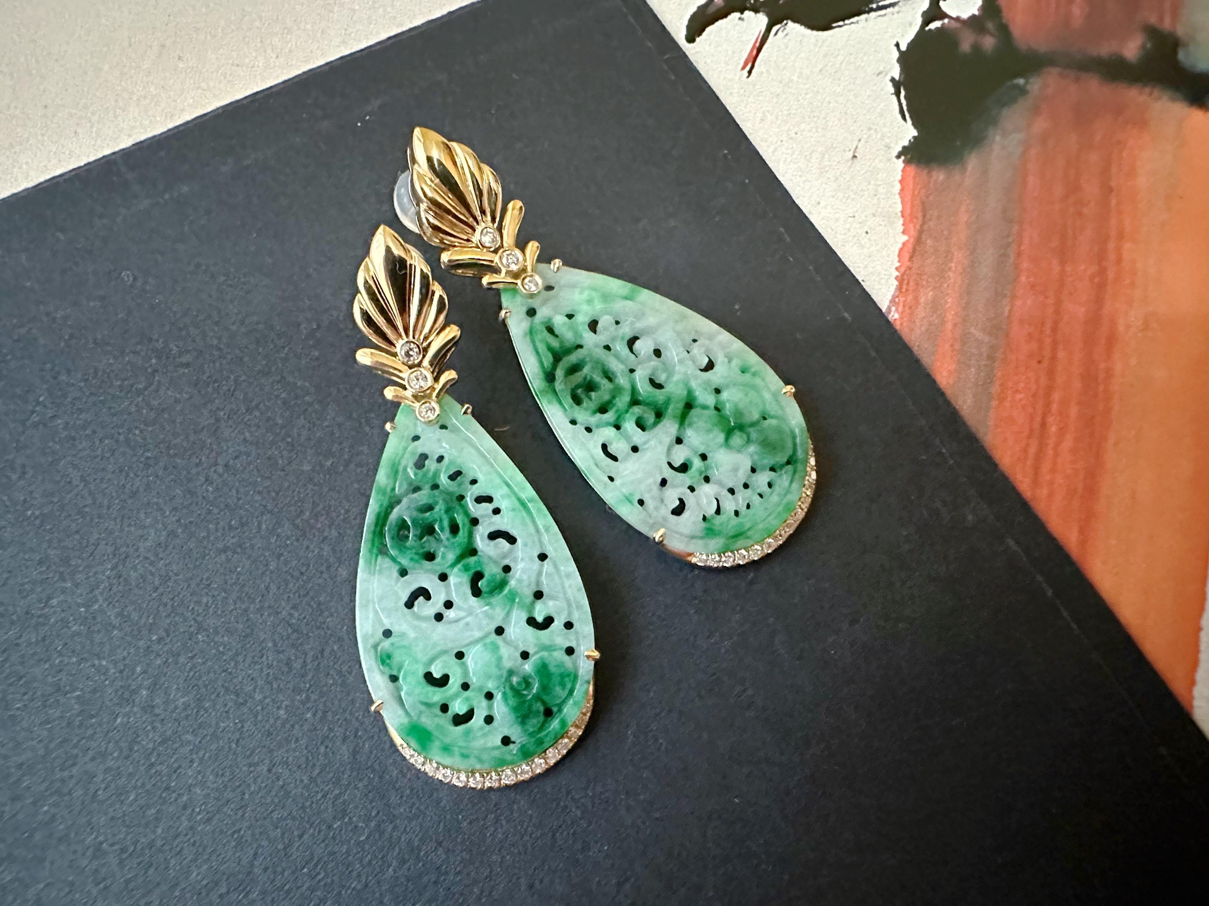Boucles d'oreilles en jade naturel sculpté en forme de goutte avec Design/One en or 18 carats et diamant Unisexe en vente