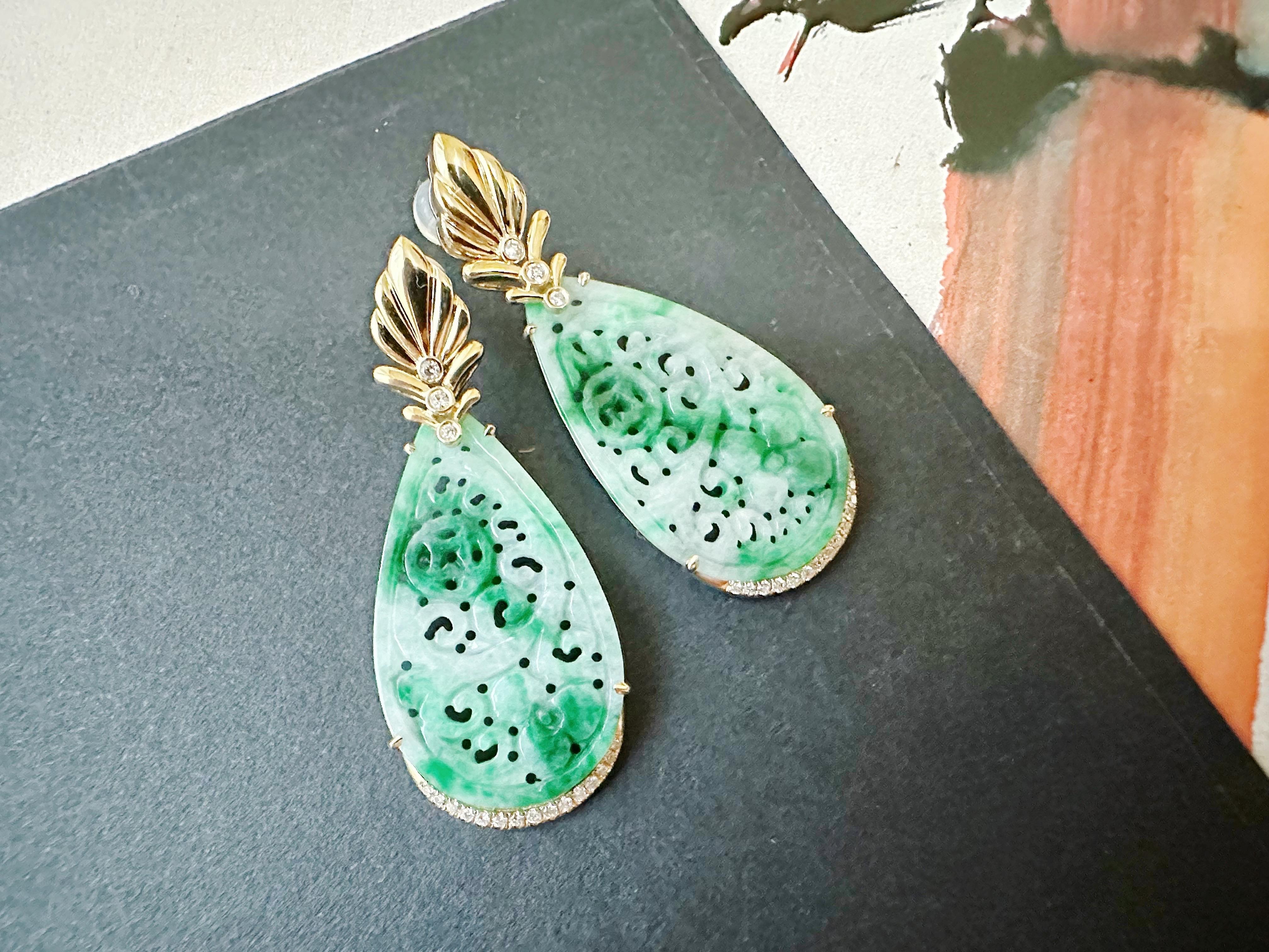 Boucles d'oreilles en jade naturel sculpté en forme de goutte avec Design/One en or 18 carats et diamant en vente 2