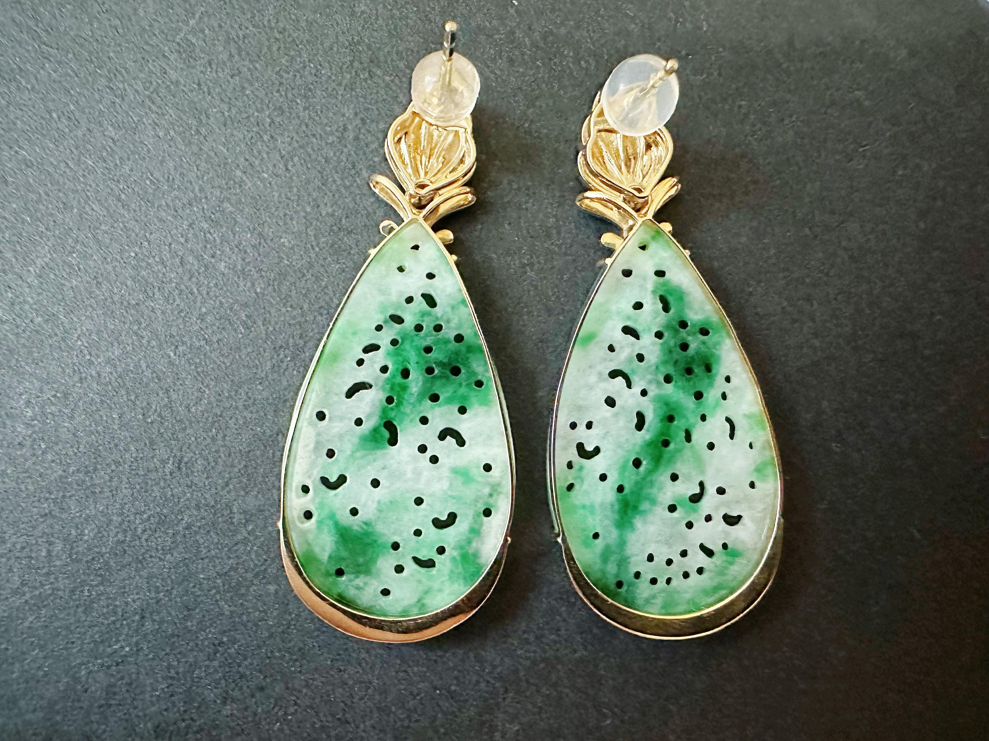 Boucles d'oreilles en jade naturel sculpté en forme de goutte avec Design/One en or 18 carats et diamant en vente 3