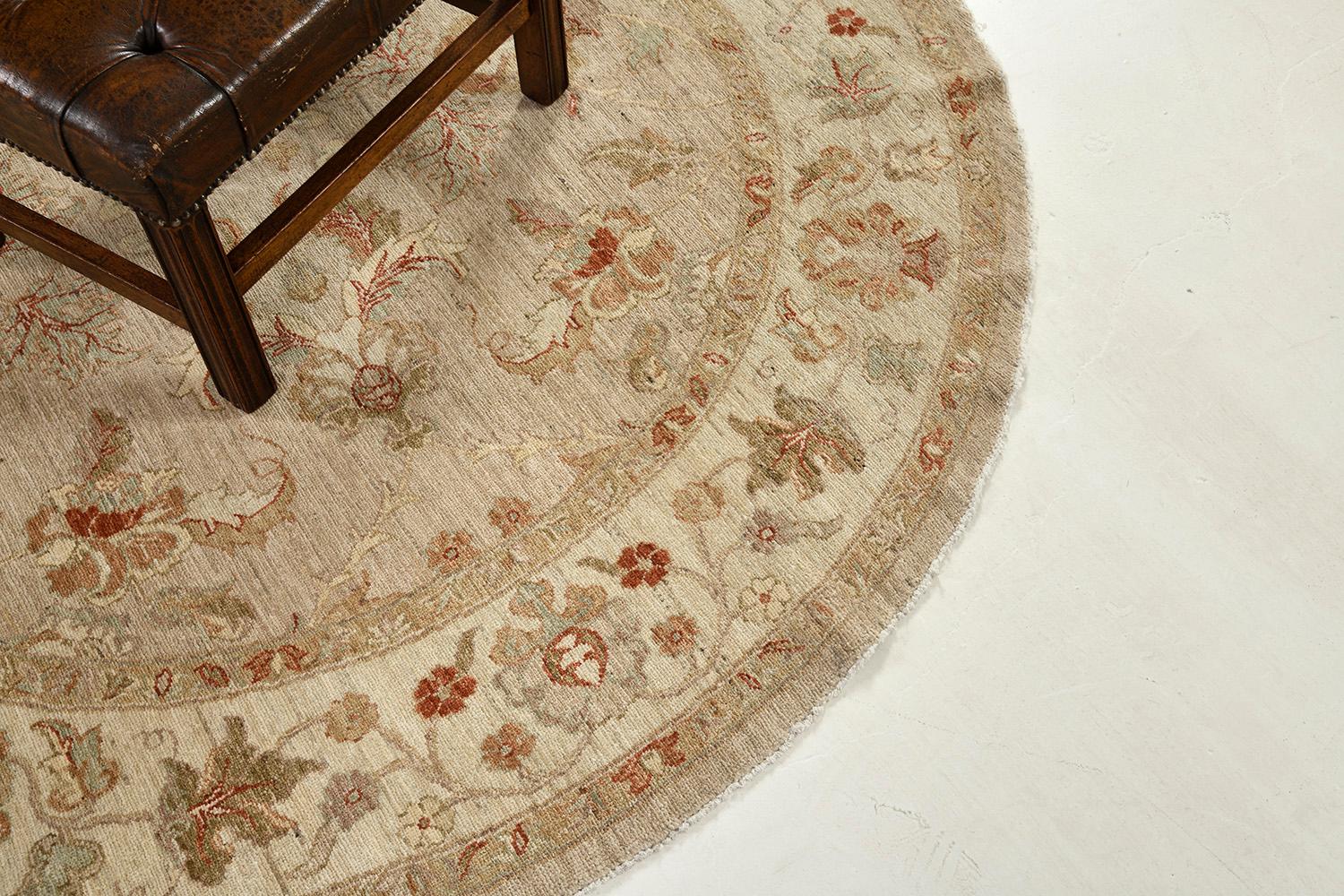 Natural Dye Agra Revival Round Rug  In New Condition For Sale In WEST HOLLYWOOD, CA
