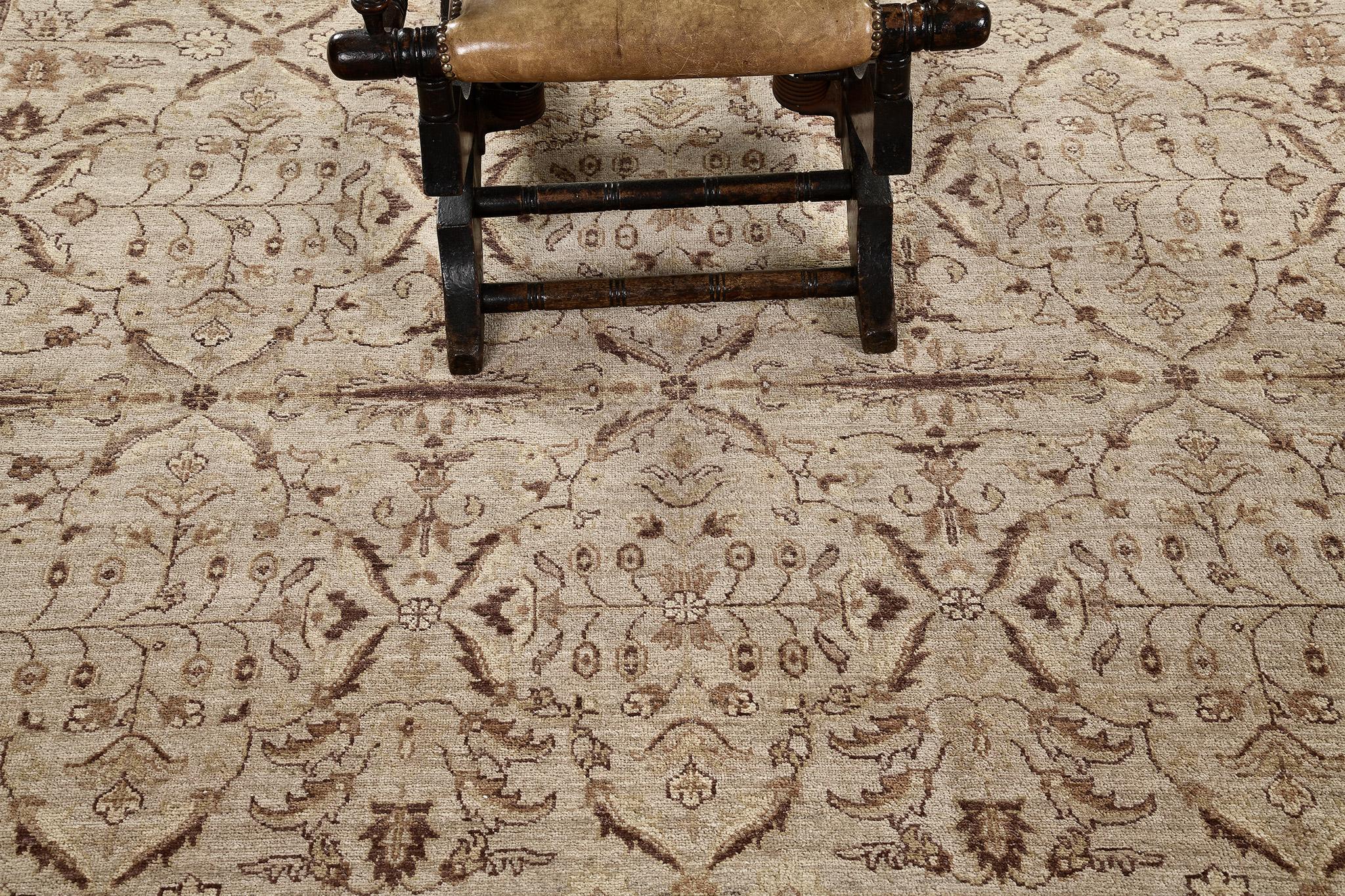 Denken Sie an ein europäisches oder westliches Thema mit einem Hauch von Luxus? Dieser Teppich ist perfekt für Ihr Interieur! Dieser Amritsar Design-Teppich hat einen einzigartigen doppelten Schuss und symmetrische Knoten, die immer noch in Mode