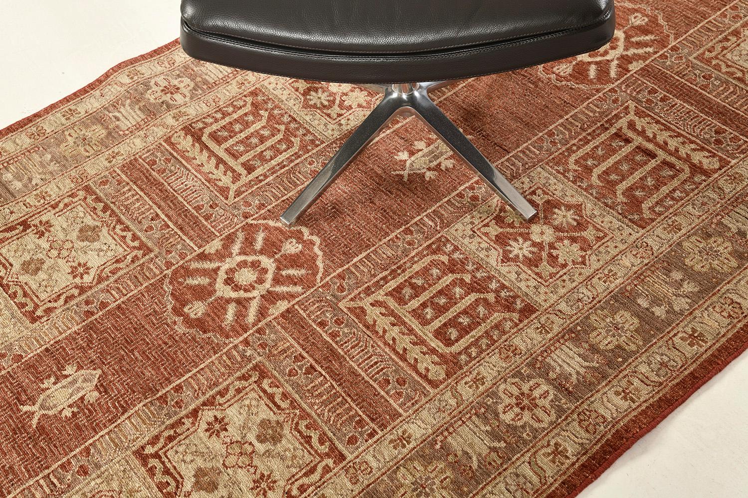 Questo fenomenale runner è una scelta eccellente per i tuoi pavimenti. Non si tratta solo di un valore estetico, ma anche di una tradizione. Presenta un pannello di decorazioni dorate circondato da elementi floreali in fiore su un campo di lana