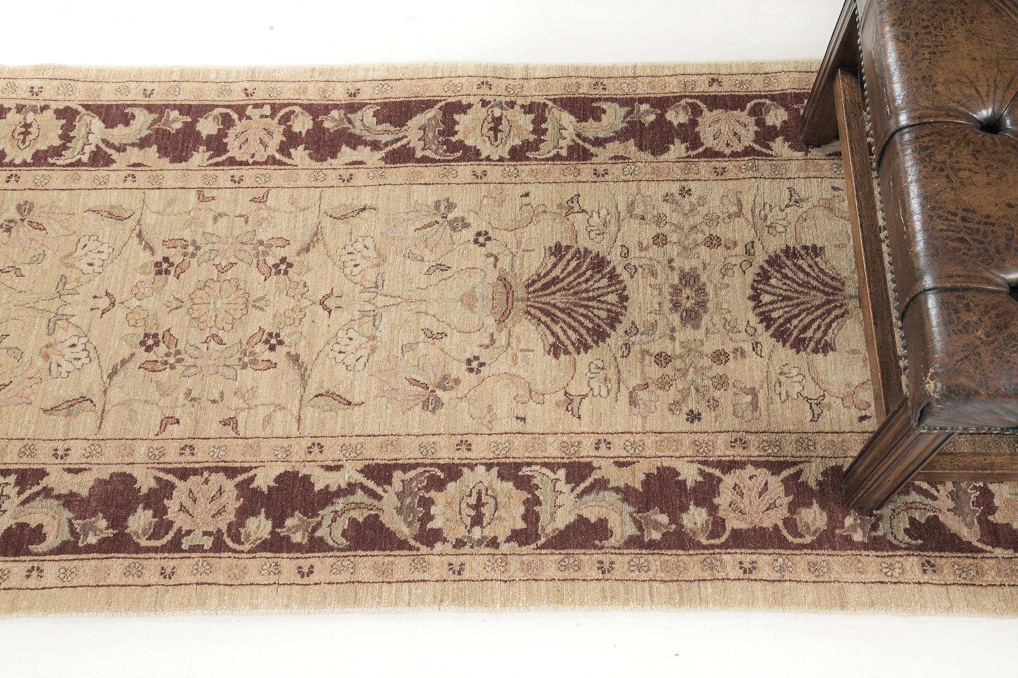 Ce chemin de table de Tabriz est immensément incorporé avec plein de beaux motifs de feuillage dans une doublure naturelle. Les bordures brun-terre et les accents bleus doux confèrent au motif un caractère très distinctif. Ces magnifiques ornements