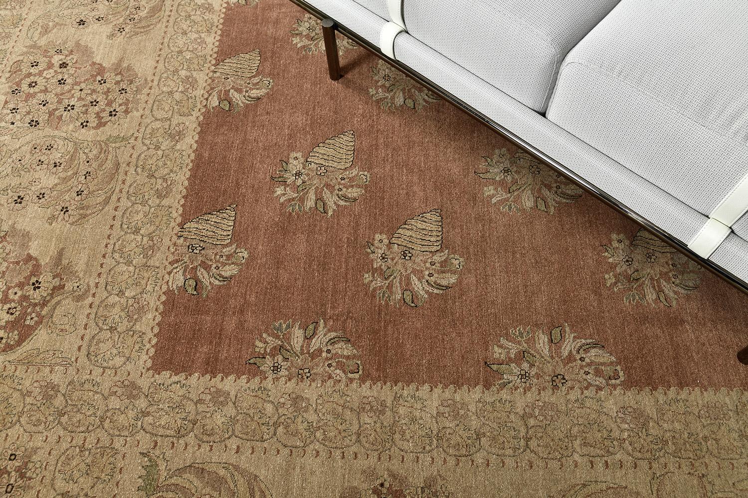 Bessarabian ist ein flach gewebter Florteppich mit einem blühenden Allover-Muster in einer bemerkenswerten Palette aus heller und brauner Wolle. Er unterstreicht den Glanz und die Eleganz, die dieser Teppich bieten kann. Der moderne und der