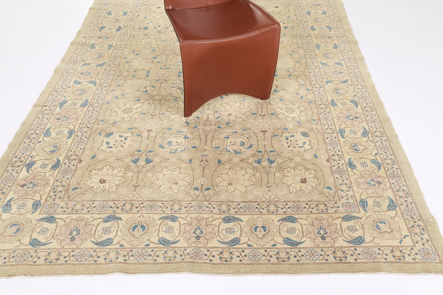 Klassischer Teppich im Tabriz-Design mit Naturfarbe, Fable-Kollektion von Mehraban (Afghanisch) im Angebot