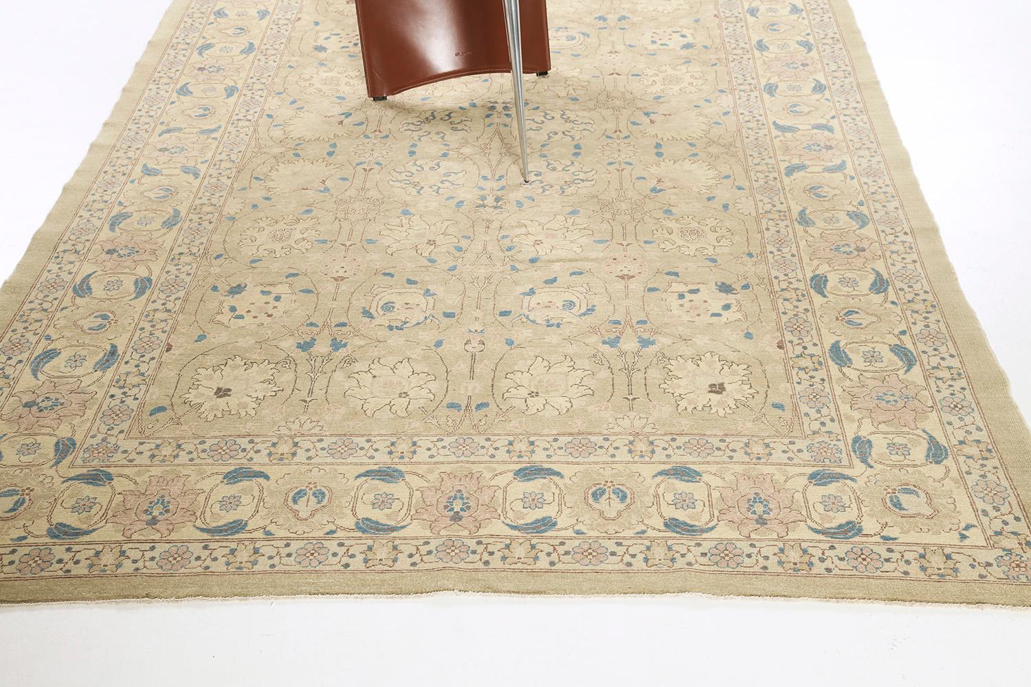 Klassischer Teppich im Tabriz-Design mit Naturfarbe, Fable-Kollektion von Mehraban im Angebot 1