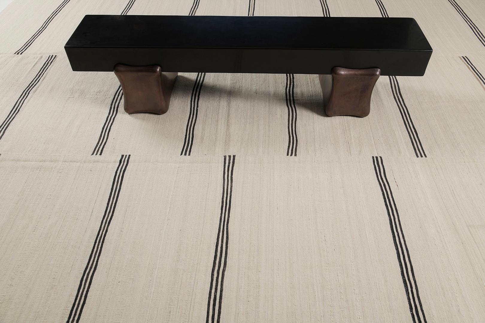 Questo fantastico Kilim a tintura naturale è un tappeto a tessitura piatta in un moderno astratto di linee orizzontali marroni alternate su un'incredibile lana neutra. Un capolavoro che bilancia la qualità lussuosa di spazi alla moda e moderni.  Un